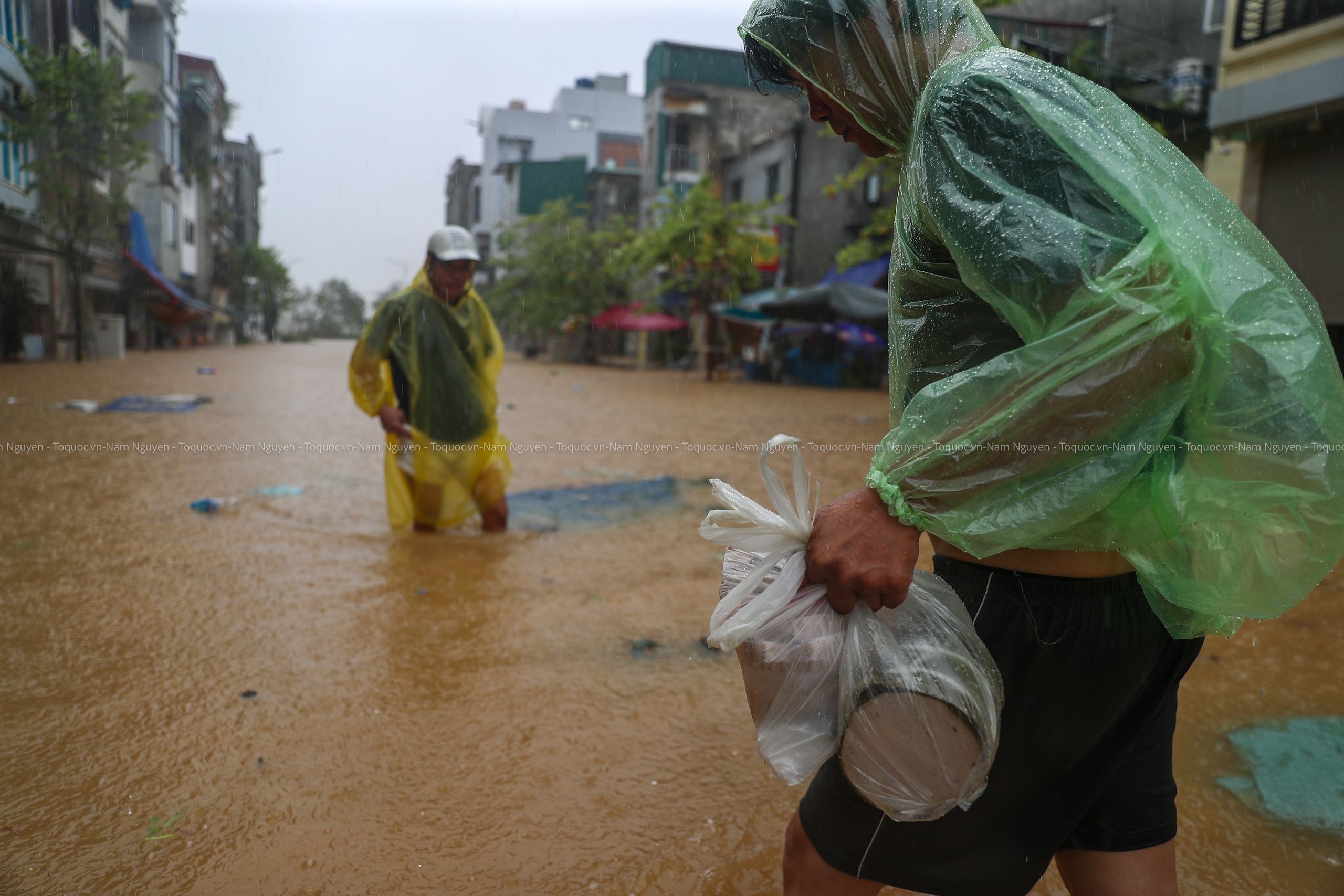 Hà Nội: Nước sông Hồng dâng nhanh, người dân Chương Dương Độ điêu đứng vì nước lũ dâng - Ảnh 18.