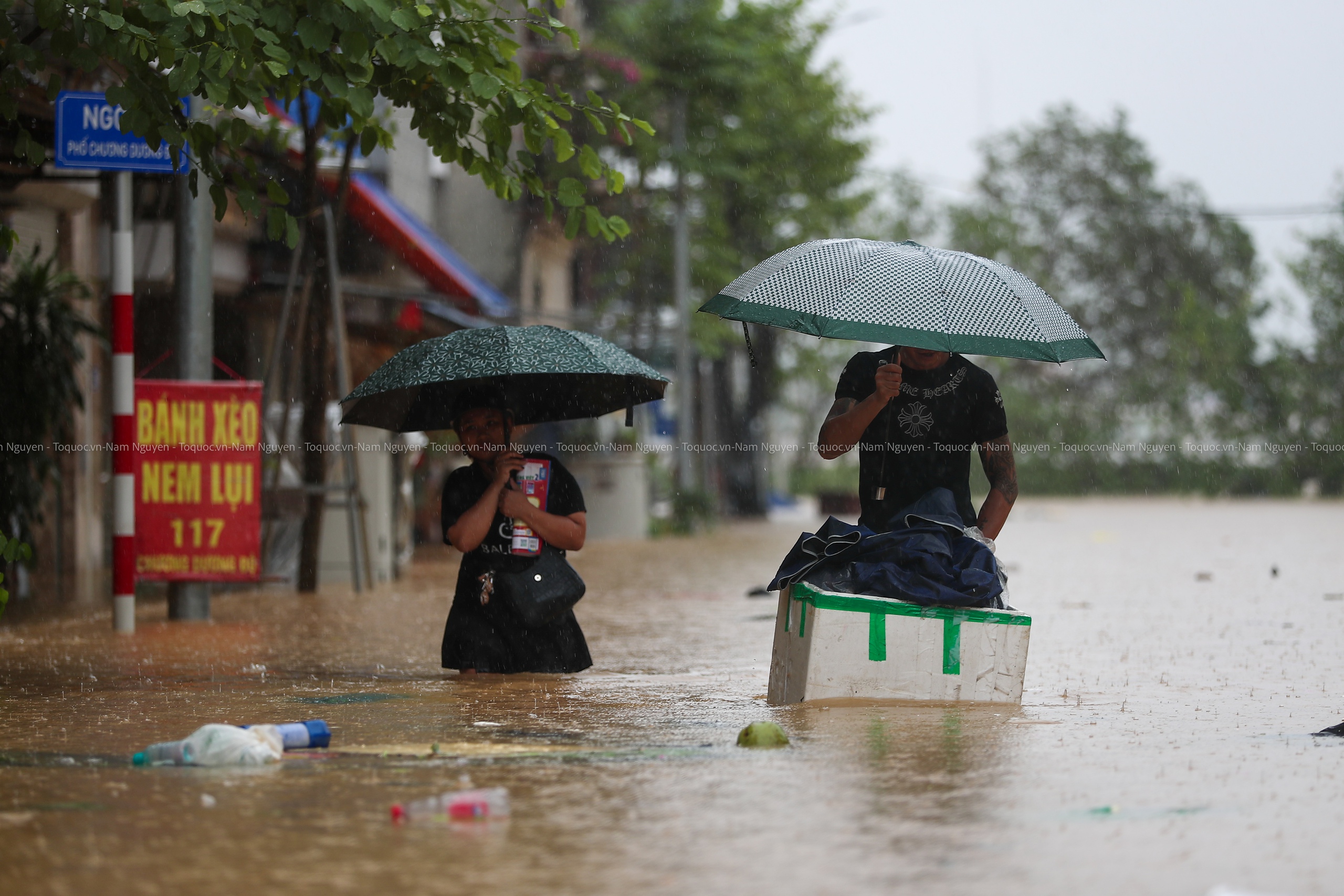 Hà Nội: Nước sông Hồng dâng nhanh, người dân Chương Dương Độ điêu đứng vì nước lũ dâng - Ảnh 6.