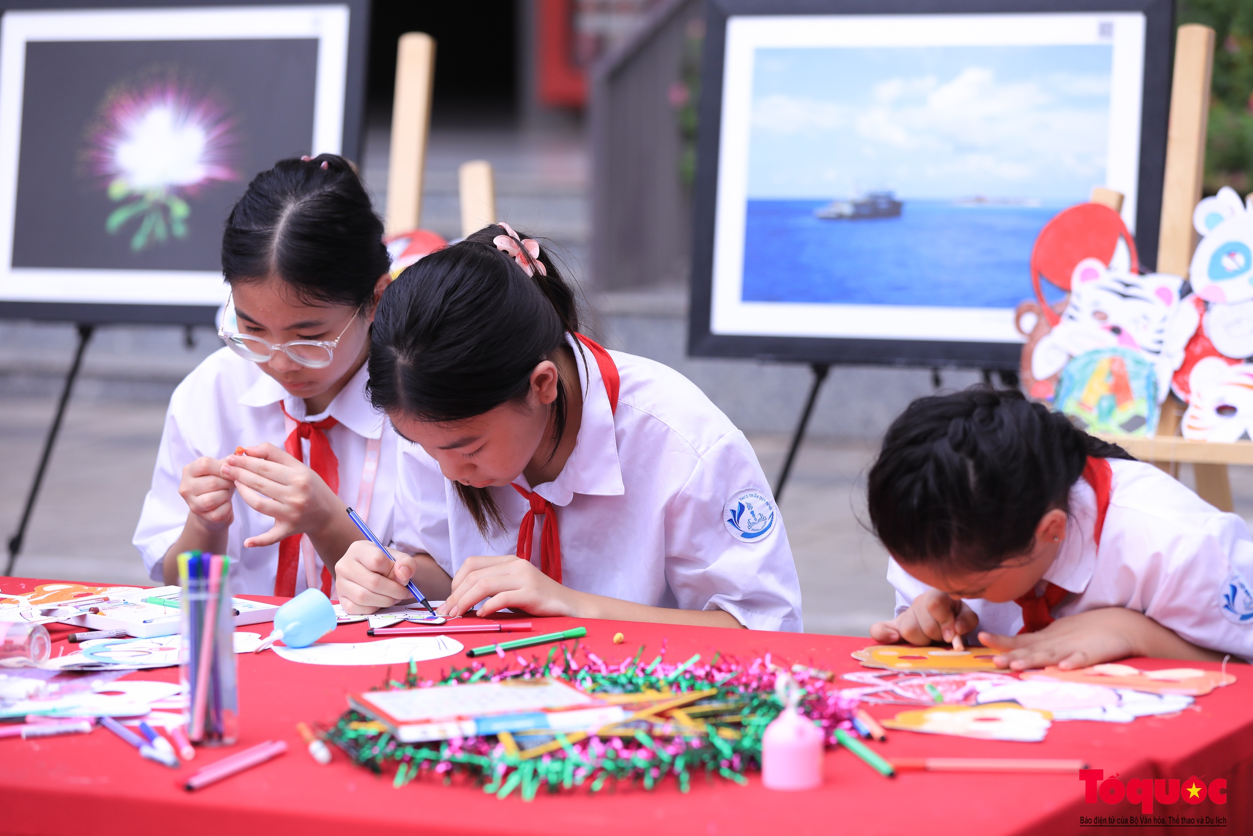 Học sinh thủ đô gửi thông điệp yêu thương trên đèn ông sao tới thiếu nhi Trường Sa dịp Trung thu - Ảnh 6.