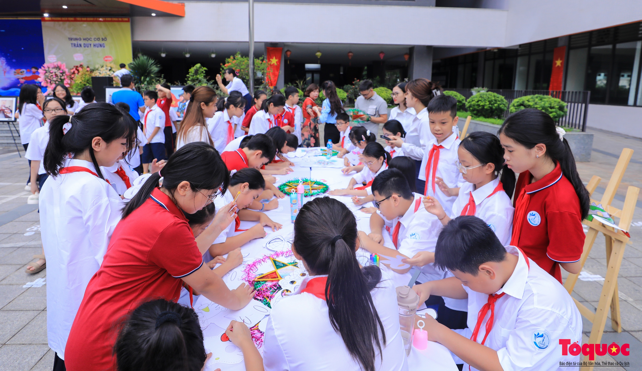 Học sinh thủ đô gửi thông điệp yêu thương trên đèn ông sao tới thiếu nhi Trường Sa dịp Trung thu - Ảnh 1.