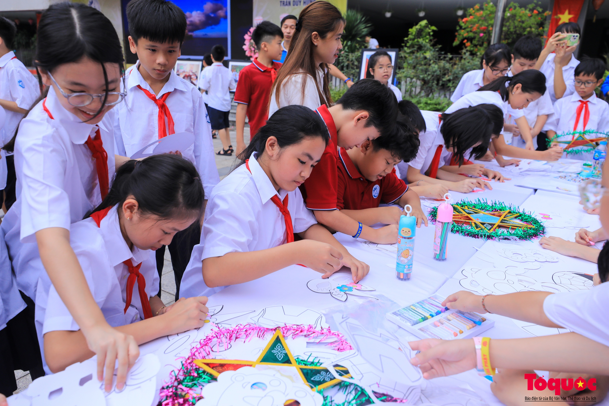 Học sinh thủ đô gửi thông điệp yêu thương trên đèn ông sao tới thiếu nhi Trường Sa dịp Trung thu - Ảnh 2.