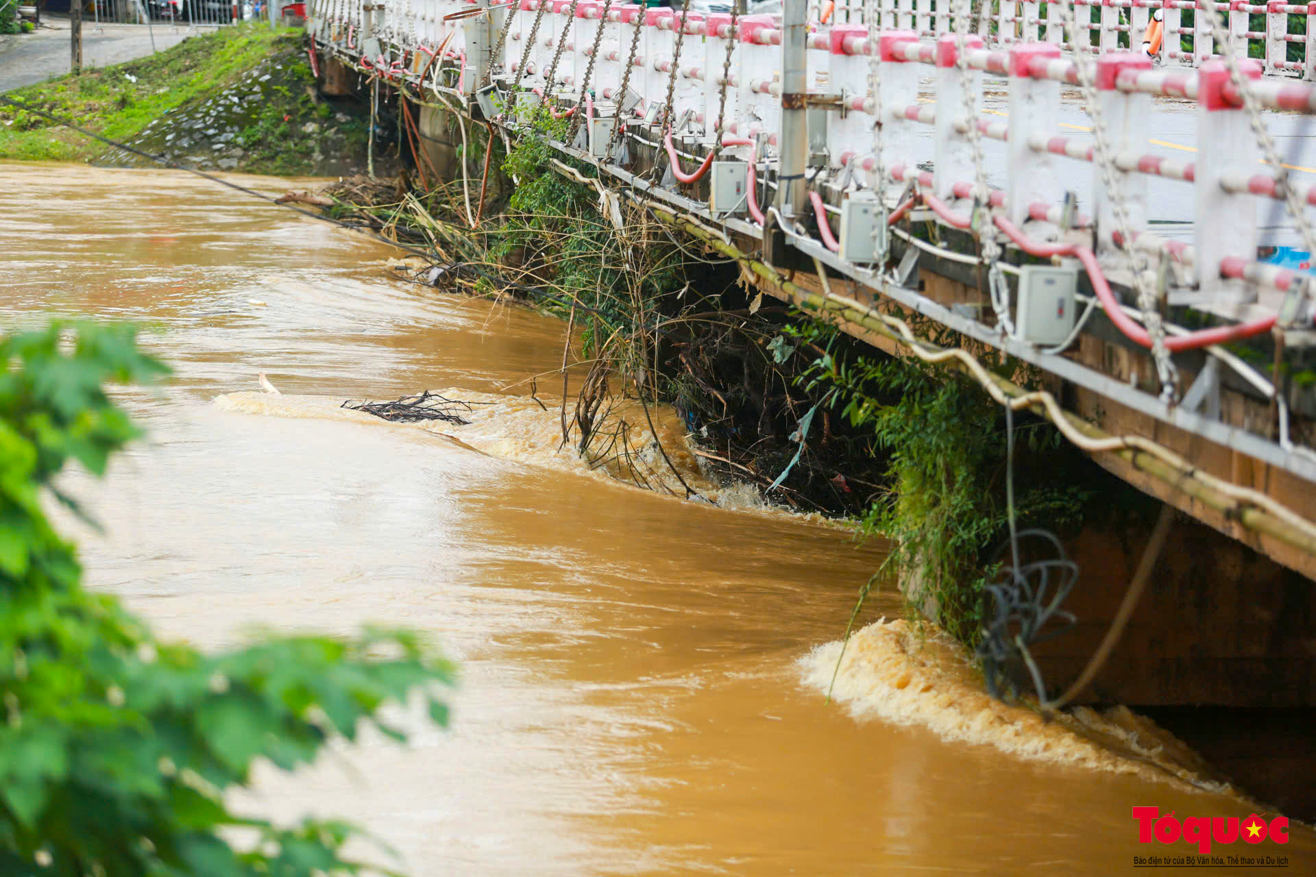 Những chuyến xuồng xuôi ngược, chở đầy nghĩa tình tại &quot;rốn lũ&quot; Thái Nguyên - Ảnh 3.