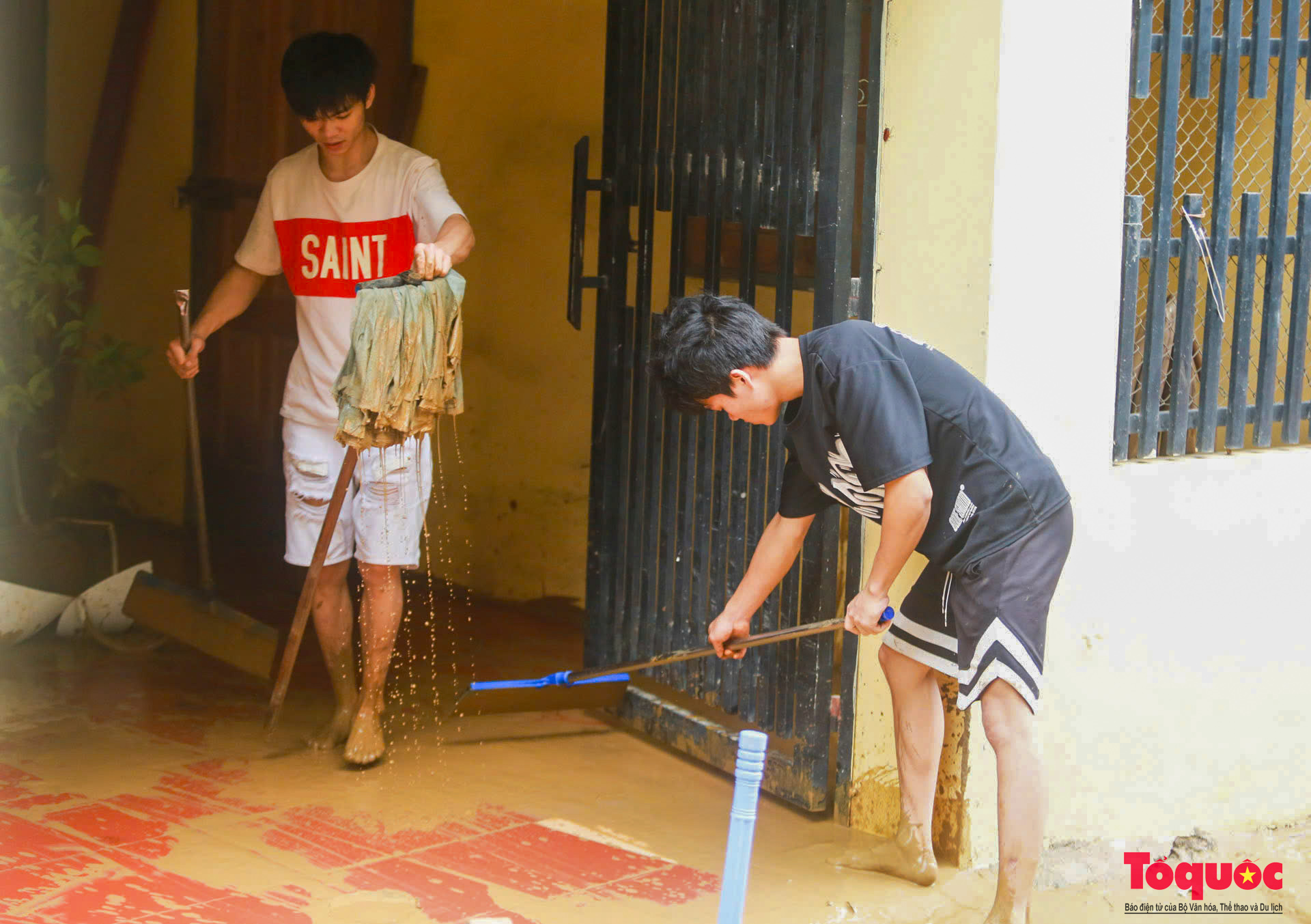 Những chuyến xuồng xuôi ngược, chở đầy nghĩa tình tại &quot;rốn lũ&quot; Thái Nguyên - Ảnh 20.