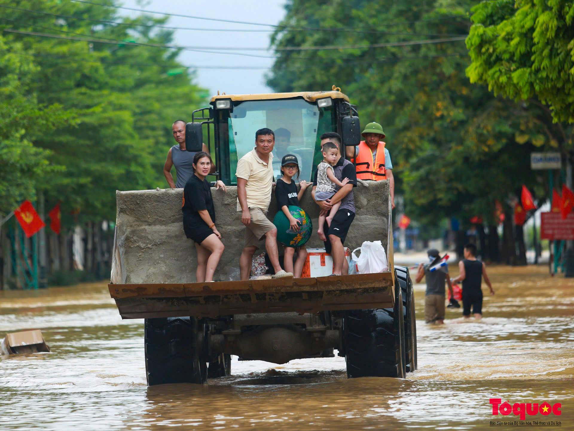 Những chuyến xuồng xuôi ngược, chở đầy nghĩa tình tại &quot;rốn lũ&quot; Thái Nguyên - Ảnh 14.