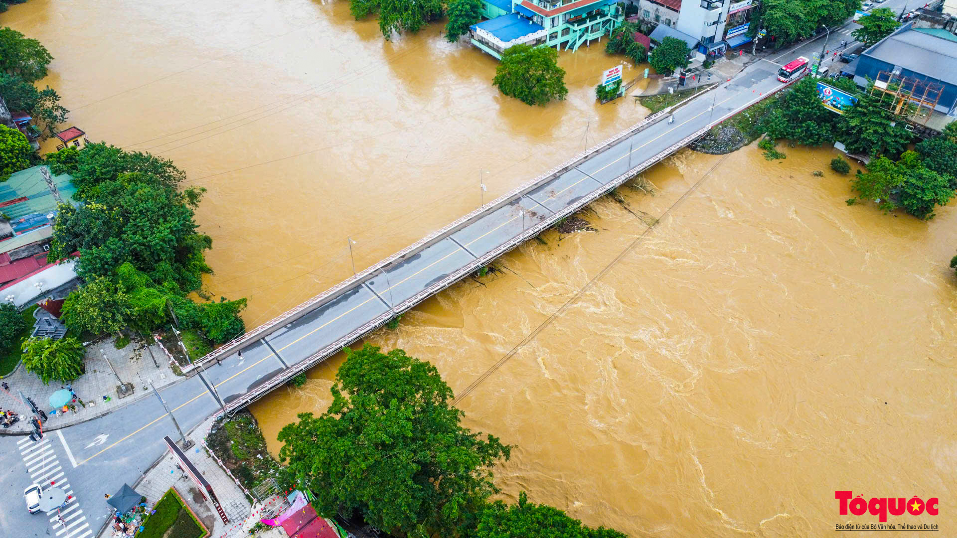 Những chuyến xuồng xuôi ngược, chở đầy nghĩa tình tại &quot;rốn lũ&quot; Thái Nguyên - Ảnh 2.