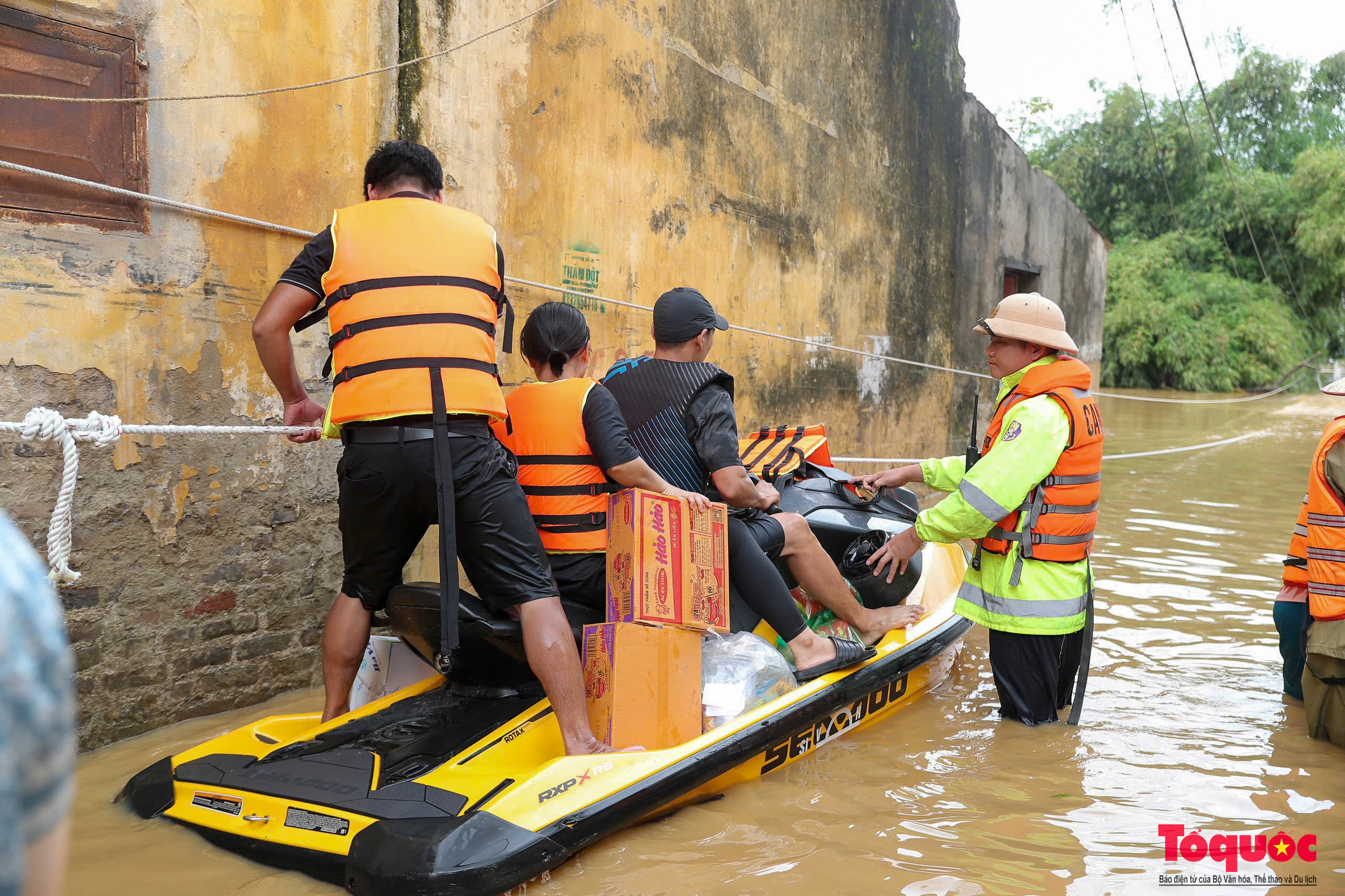 Những chuyến xuồng xuôi ngược, chở đầy nghĩa tình tại &quot;rốn lũ&quot; Thái Nguyên - Ảnh 12.