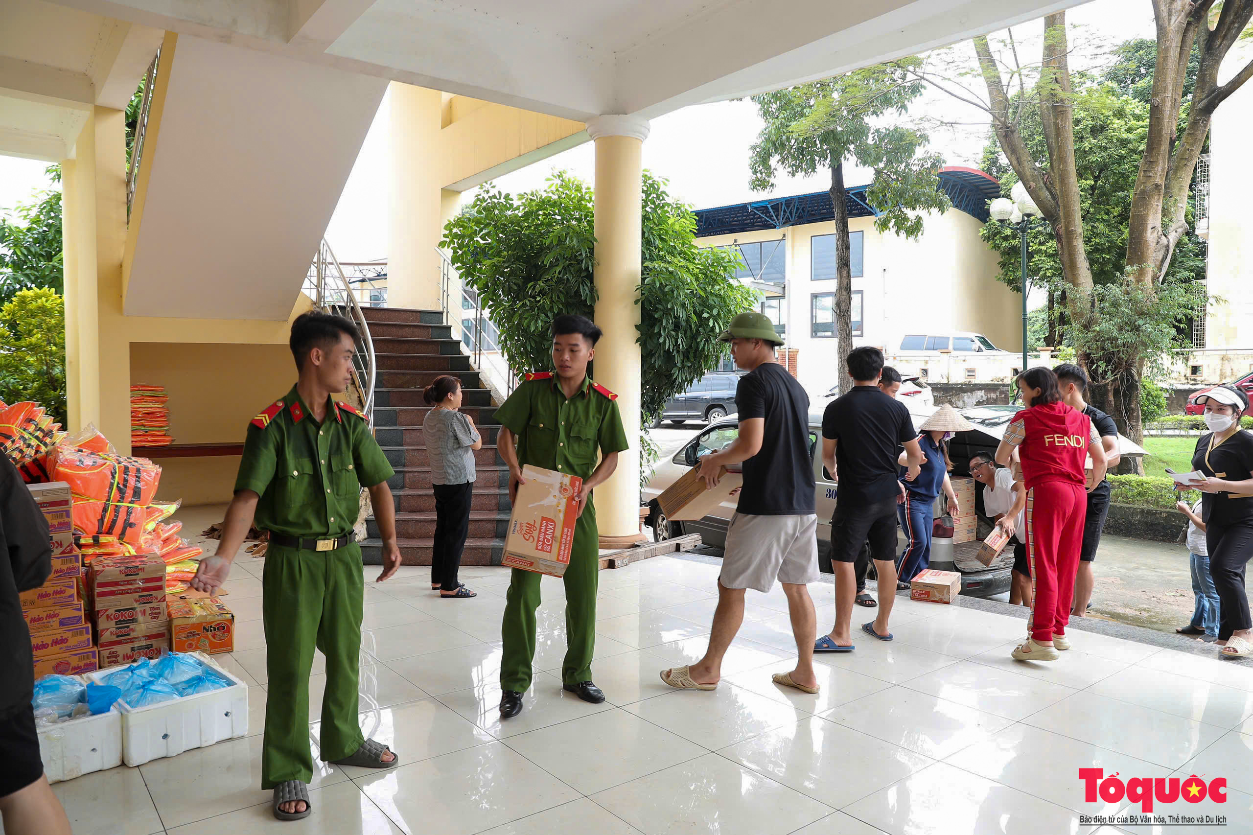 Những chuyến xuồng xuôi ngược, chở đầy nghĩa tình tại &quot;rốn lũ&quot; Thái Nguyên - Ảnh 6.