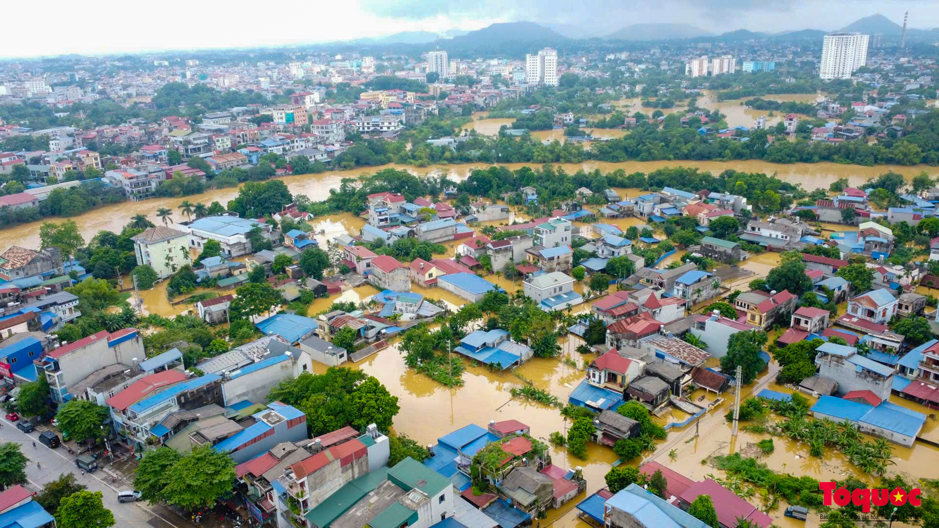 Những chuyến xuồng xuôi ngược, chở đầy nghĩa tình tại &quot;rốn lũ&quot; Thái Nguyên - Ảnh 1.