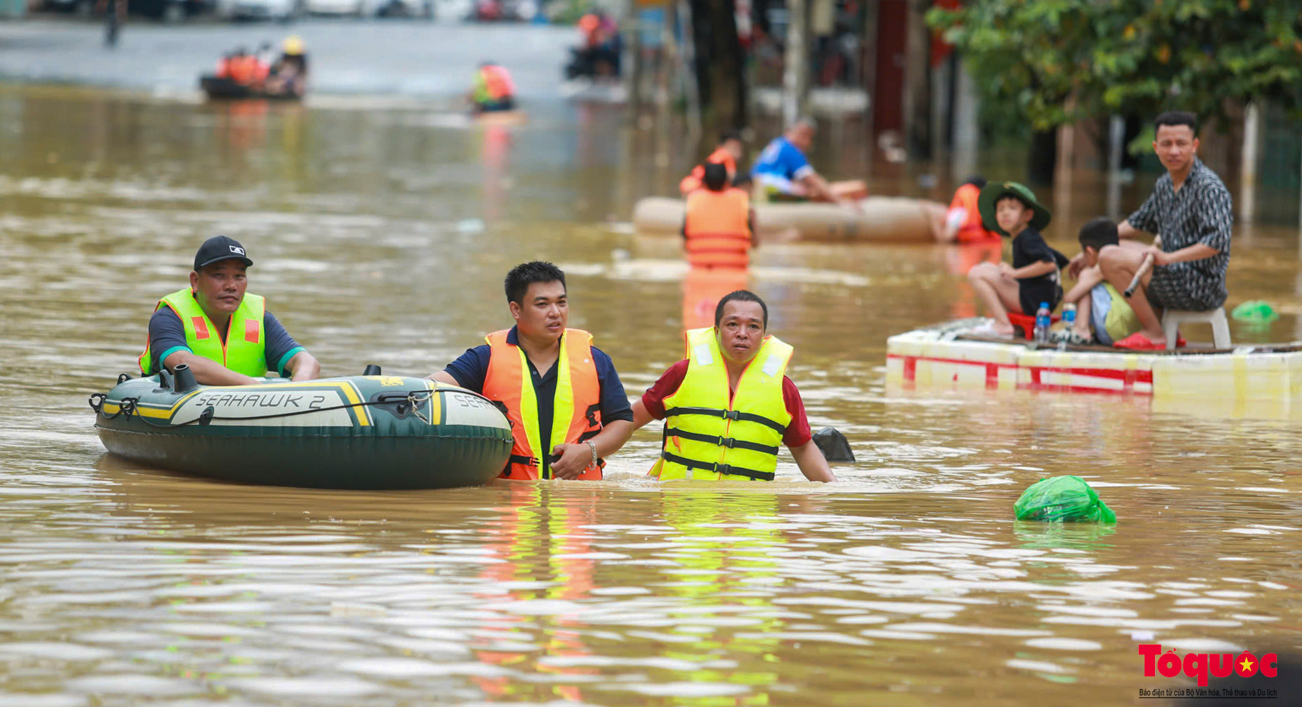 Những chuyến xuồng xuôi ngược, chở đầy nghĩa tình tại &quot;rốn lũ&quot; Thái Nguyên - Ảnh 16.