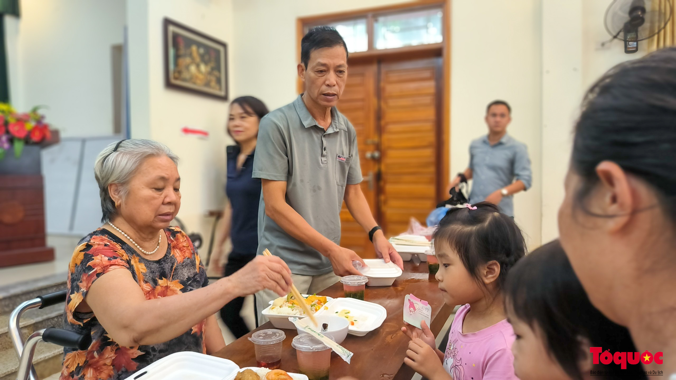 Cận cảnh cuộc sống tại nơi tạm trú tránh lũ của người dân thủ đô - Ảnh 10.