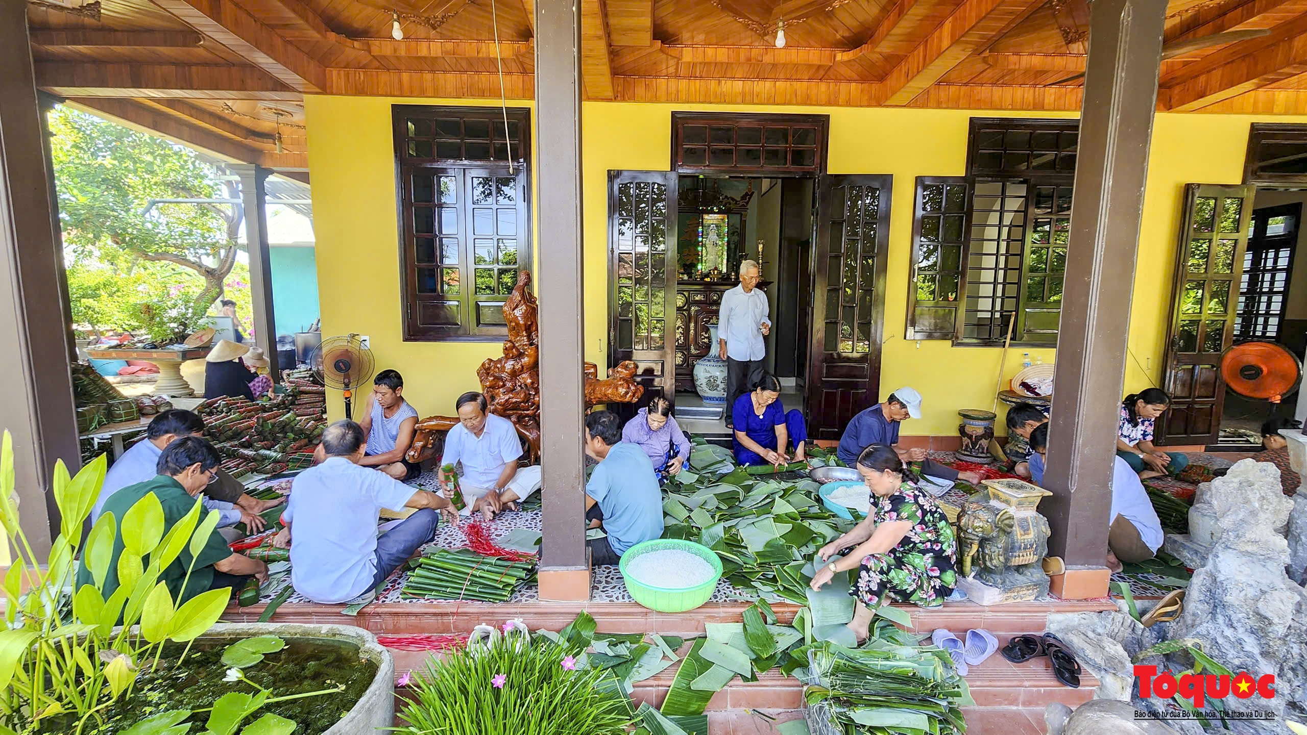 Trắng đêm nấu những &quot;nồi bánh yêu thương&quot; gửi tặng người dân miền Bắc bị ảnh hưởng do mưa lũ - Ảnh 1.