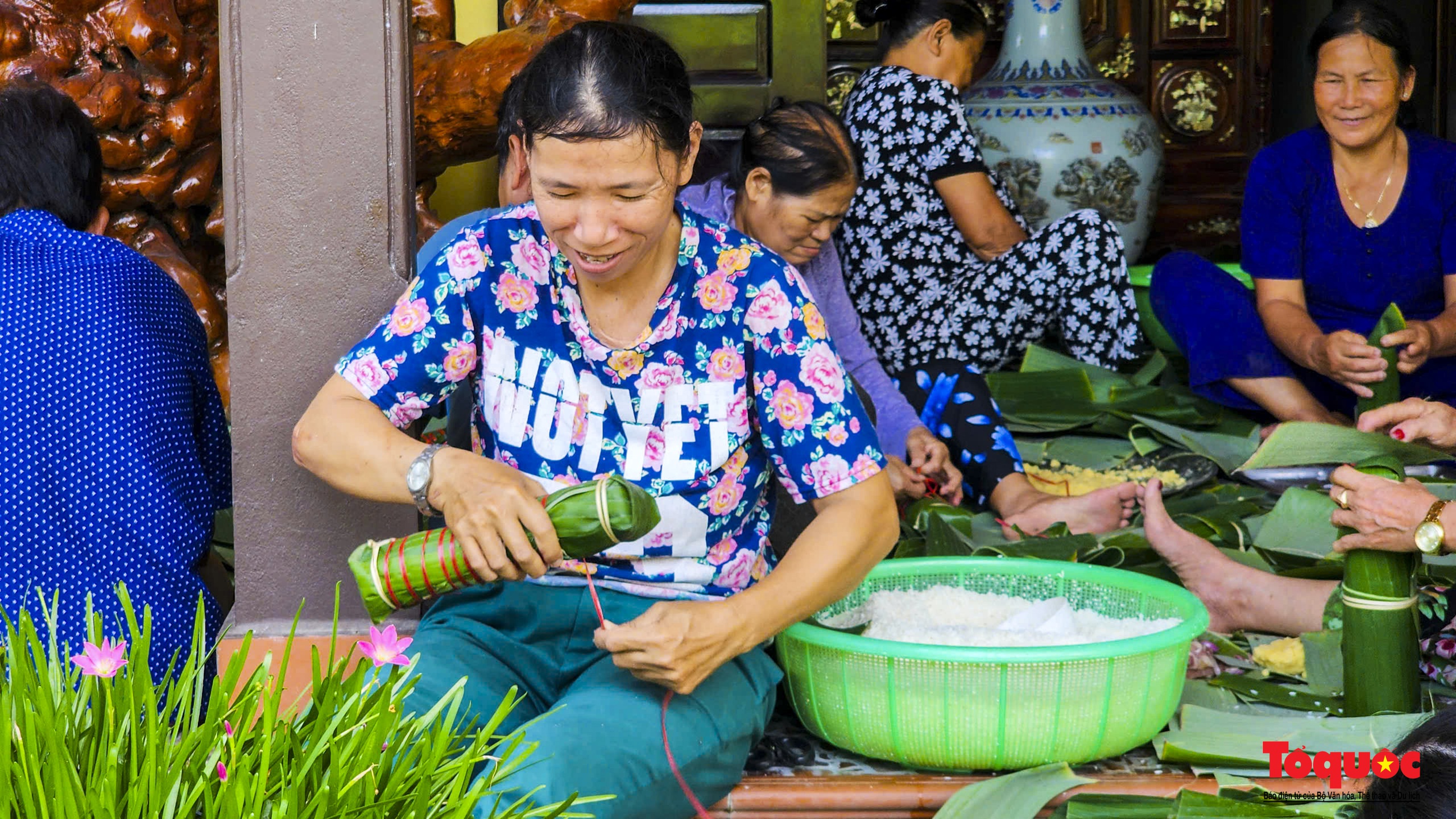 Trắng đêm nấu những &quot;nồi bánh yêu thương&quot; gửi tặng người dân miền Bắc bị ảnh hưởng do mưa lũ - Ảnh 7.