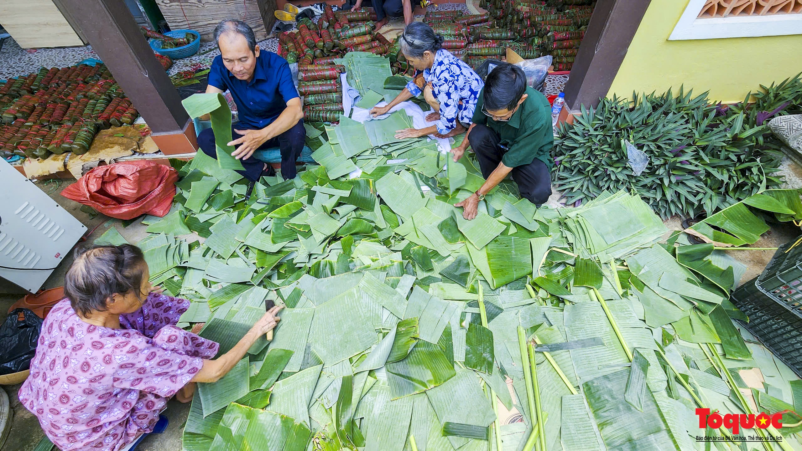 Trắng đêm nấu những &quot;nồi bánh yêu thương&quot; gửi tặng người dân miền Bắc bị ảnh hưởng do mưa lũ - Ảnh 6.