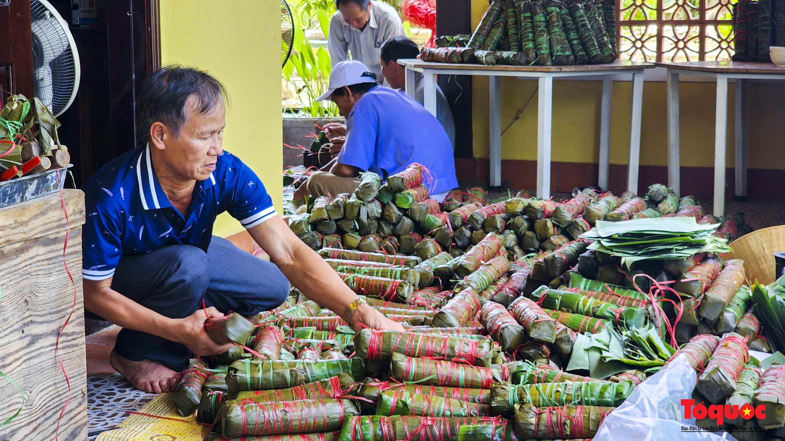 Trắng đêm nấu những &quot;nồi bánh yêu thương&quot; gửi tặng người dân miền Bắc bị ảnh hưởng do mưa lũ - Ảnh 13.