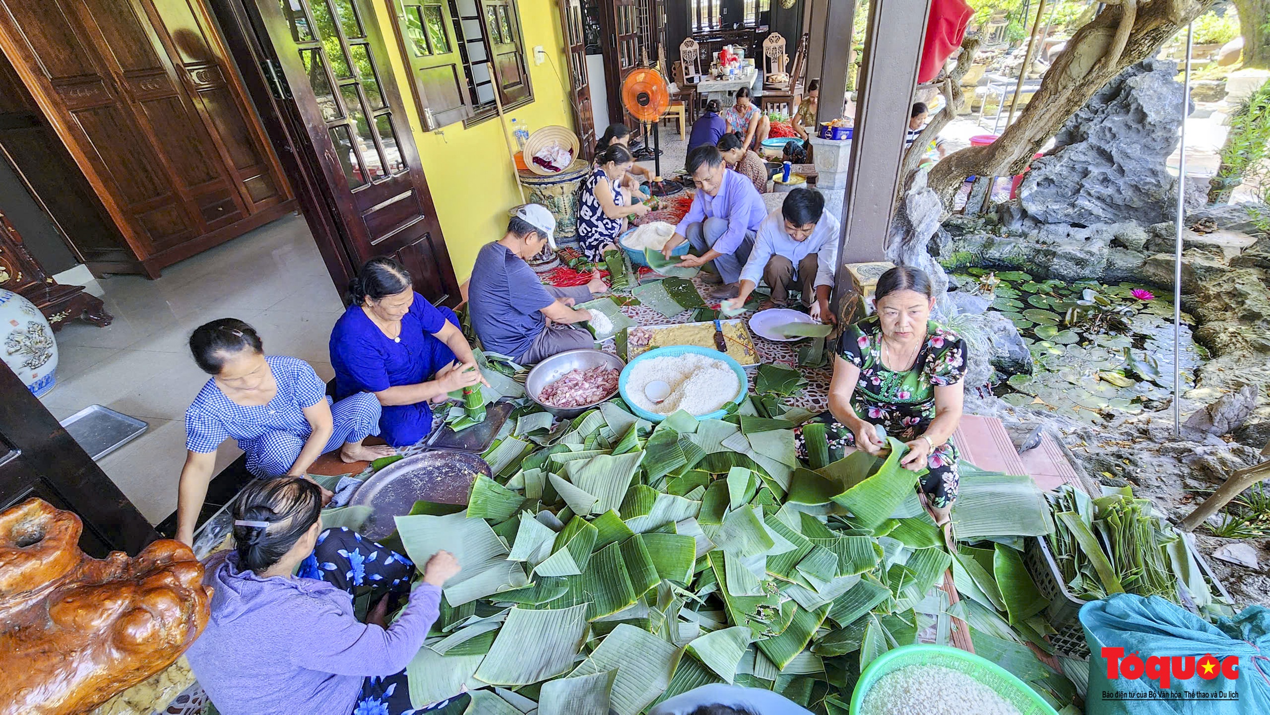 Trắng đêm nấu những &quot;nồi bánh yêu thương&quot; gửi tặng người dân miền Bắc bị ảnh hưởng do mưa lũ - Ảnh 5.