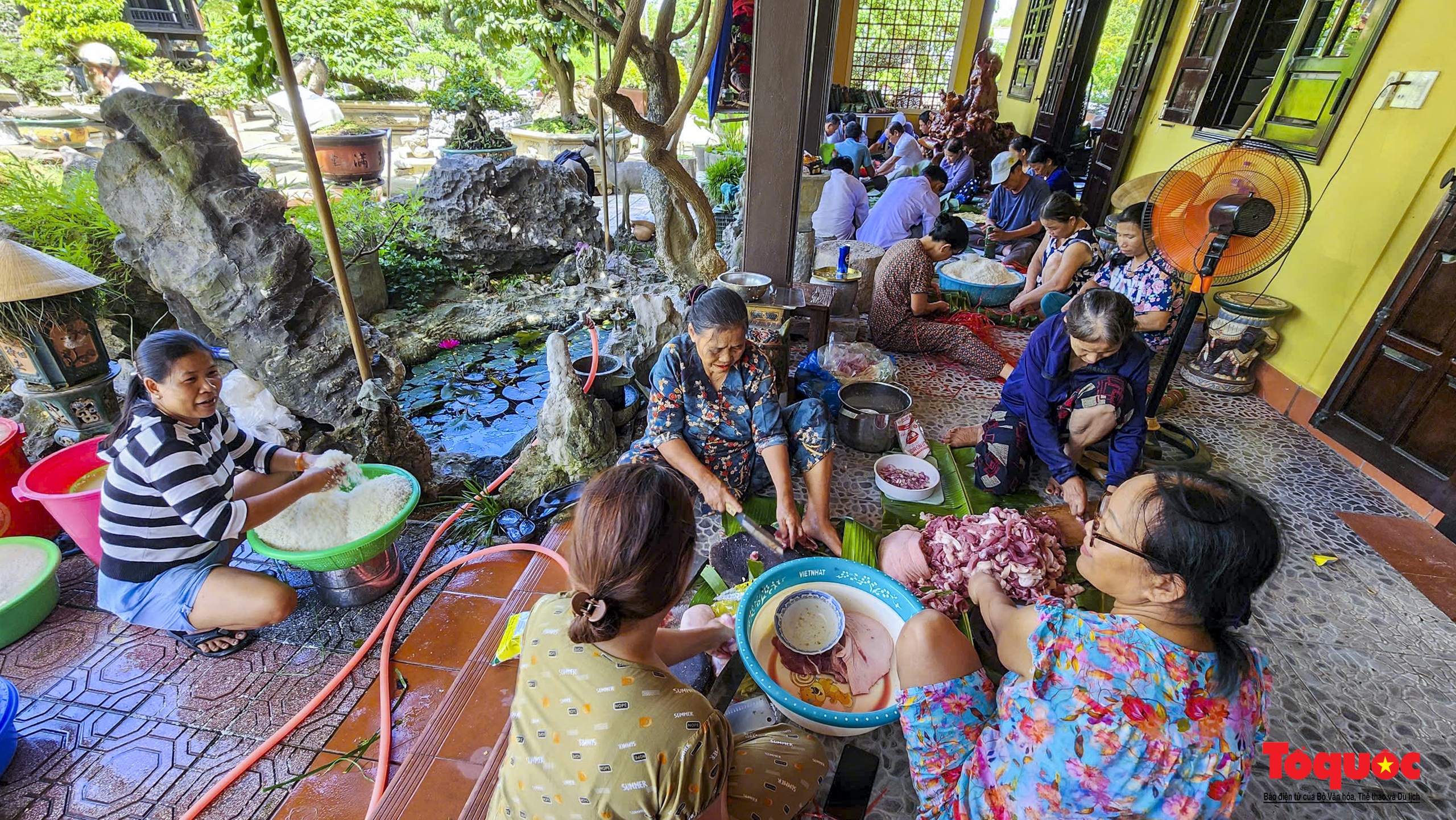 Trắng đêm nấu những &quot;nồi bánh yêu thương&quot; gửi tặng người dân miền Bắc bị ảnh hưởng do mưa lũ - Ảnh 2.