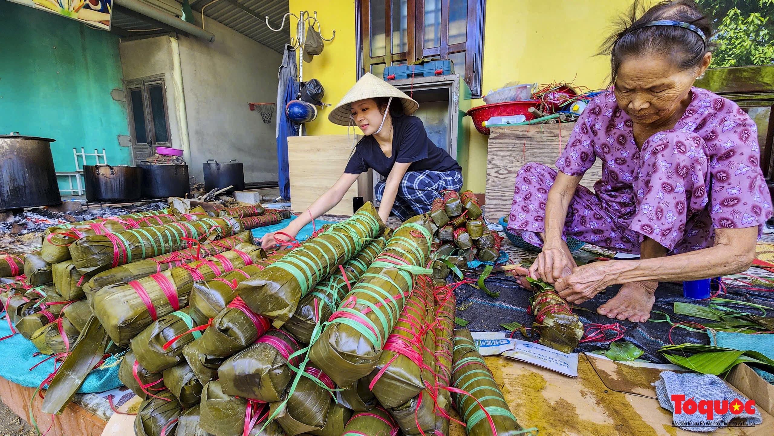 Trắng đêm nấu những &quot;nồi bánh yêu thương&quot; gửi tặng người dân miền Bắc bị ảnh hưởng do mưa lũ - Ảnh 10.