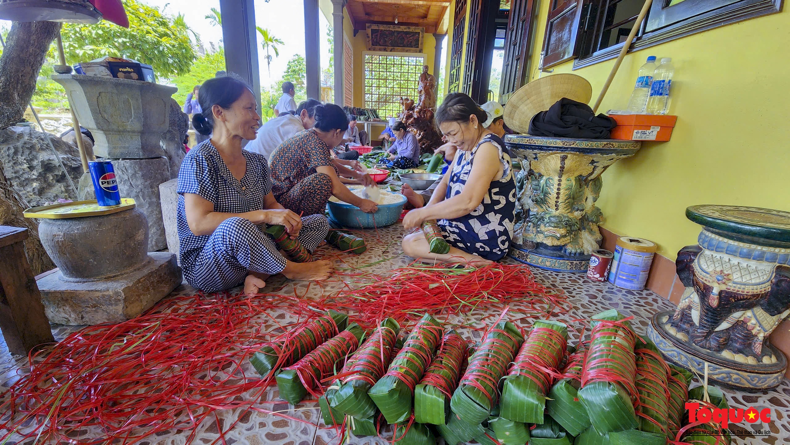 Trắng đêm nấu những &quot;nồi bánh yêu thương&quot; gửi tặng người dân miền Bắc bị ảnh hưởng do mưa lũ - Ảnh 9.