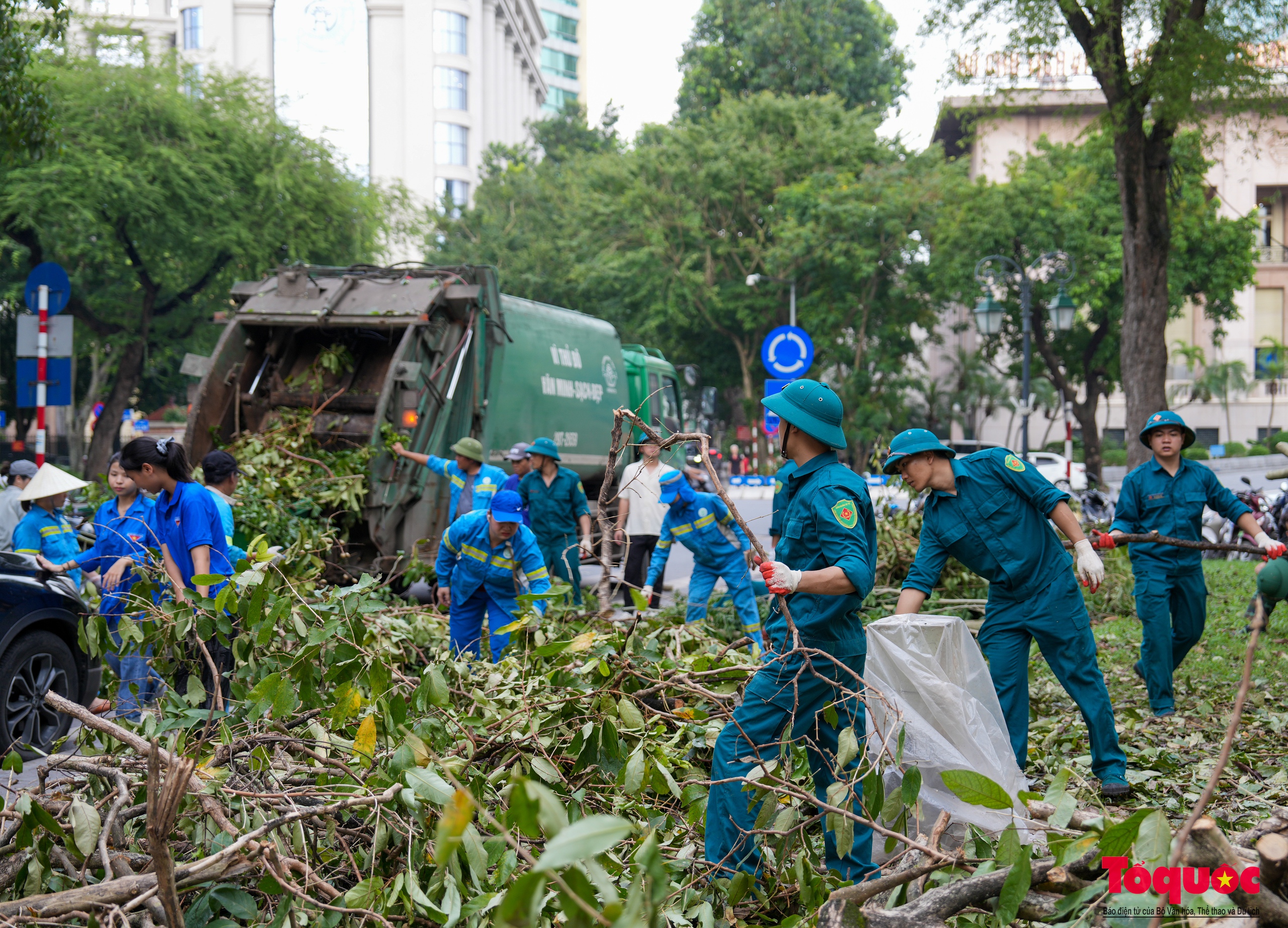 Nhiều tỉnh thành ngày đêm hỗ trợ Hà Nội xử lý cây xanh ngã đổ sau bão số 3 - Ảnh 22.