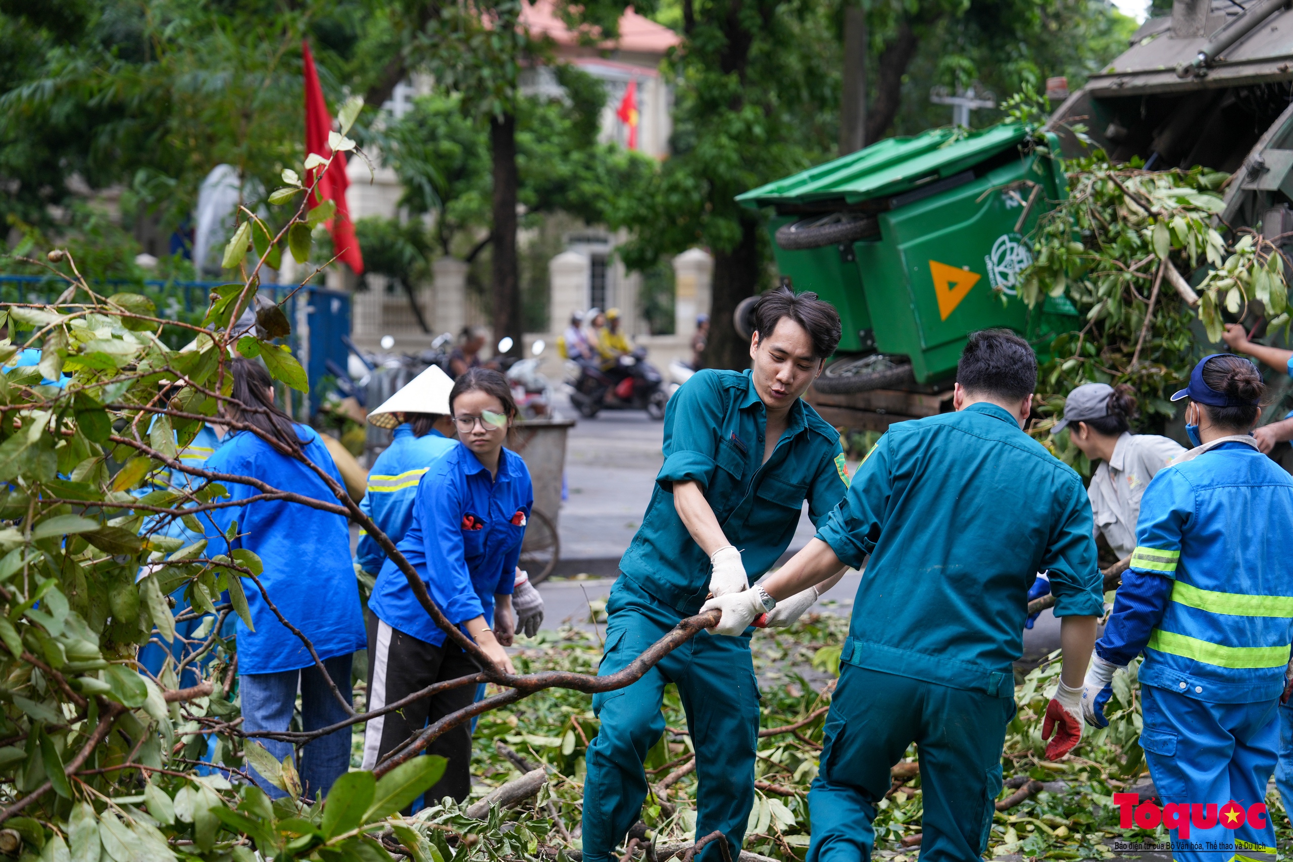 Nhiều tỉnh thành ngày đêm hỗ trợ Hà Nội xử lý cây xanh ngã đổ sau bão số 3 - Ảnh 21.