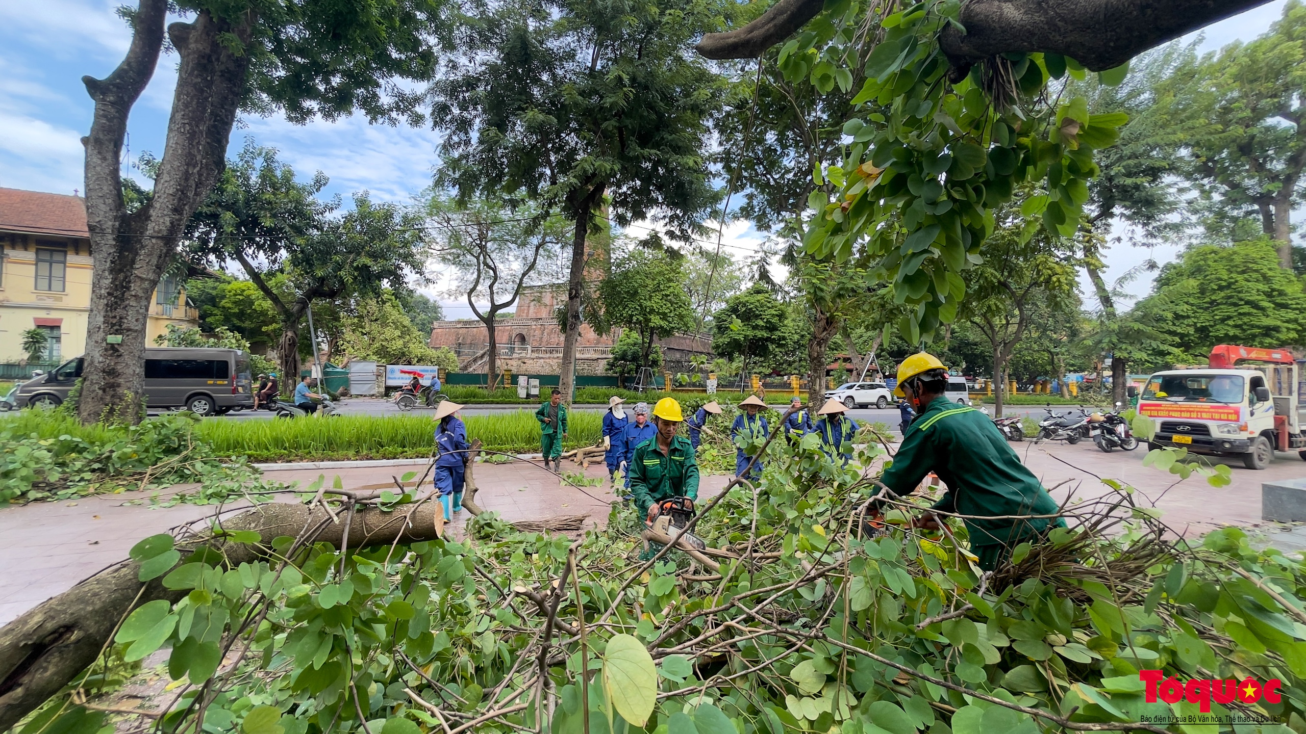 Nhiều tỉnh thành ngày đêm hỗ trợ Hà Nội xử lý cây xanh ngã đổ sau bão số 3 - Ảnh 10.