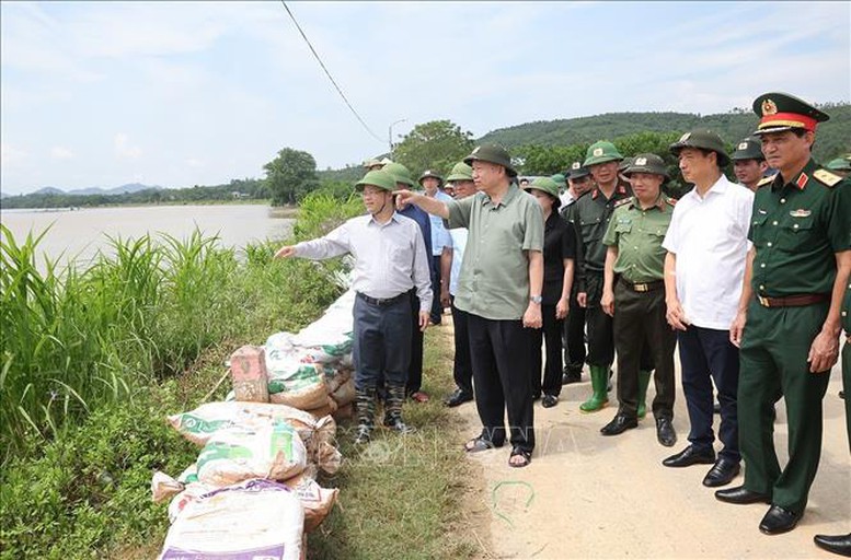 &quot;Cứu dân là ưu tiên cao nhất&quot; với các địa phương bị ảnh hưởng bởi bão lũ - Ảnh 2.