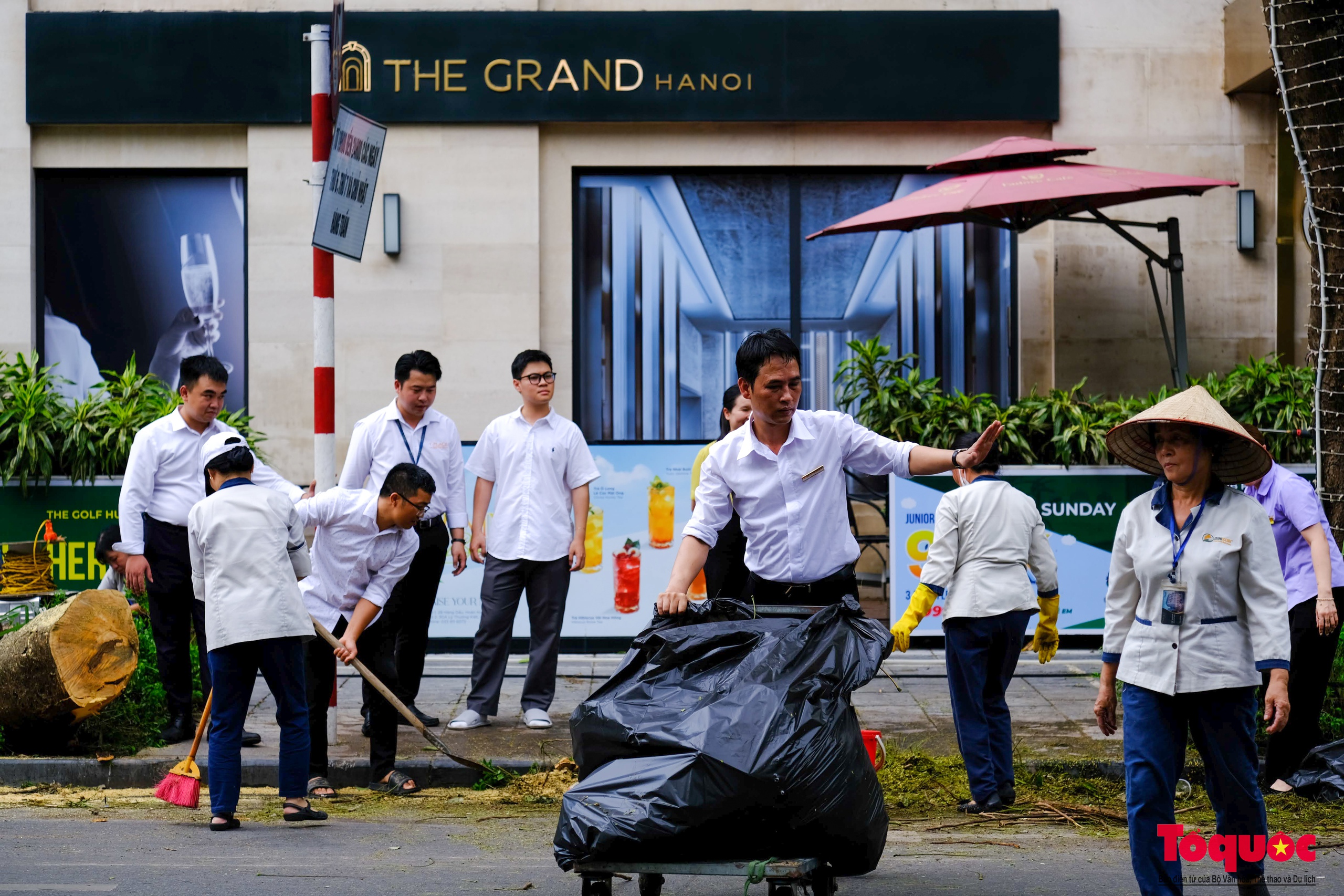 Lãnh đạo TP Hà Nội tham gia cùng người dân tổng vệ sinh môi trường khắc phục hậu quả bão số 3 - Ảnh 11.