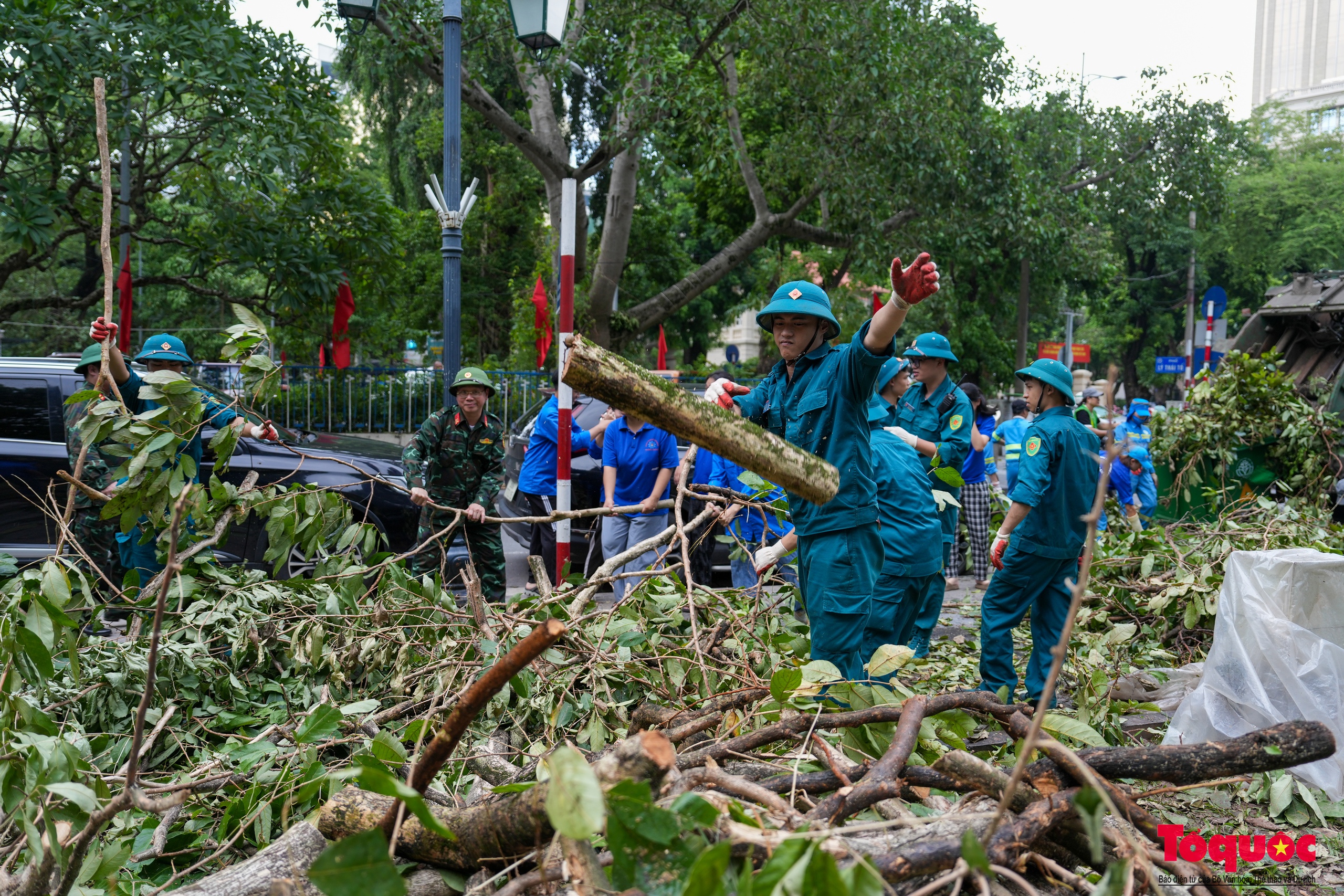 Lãnh đạo TP Hà Nội tham gia cùng người dân tổng vệ sinh môi trường khắc phục hậu quả bão số 3 - Ảnh 5.