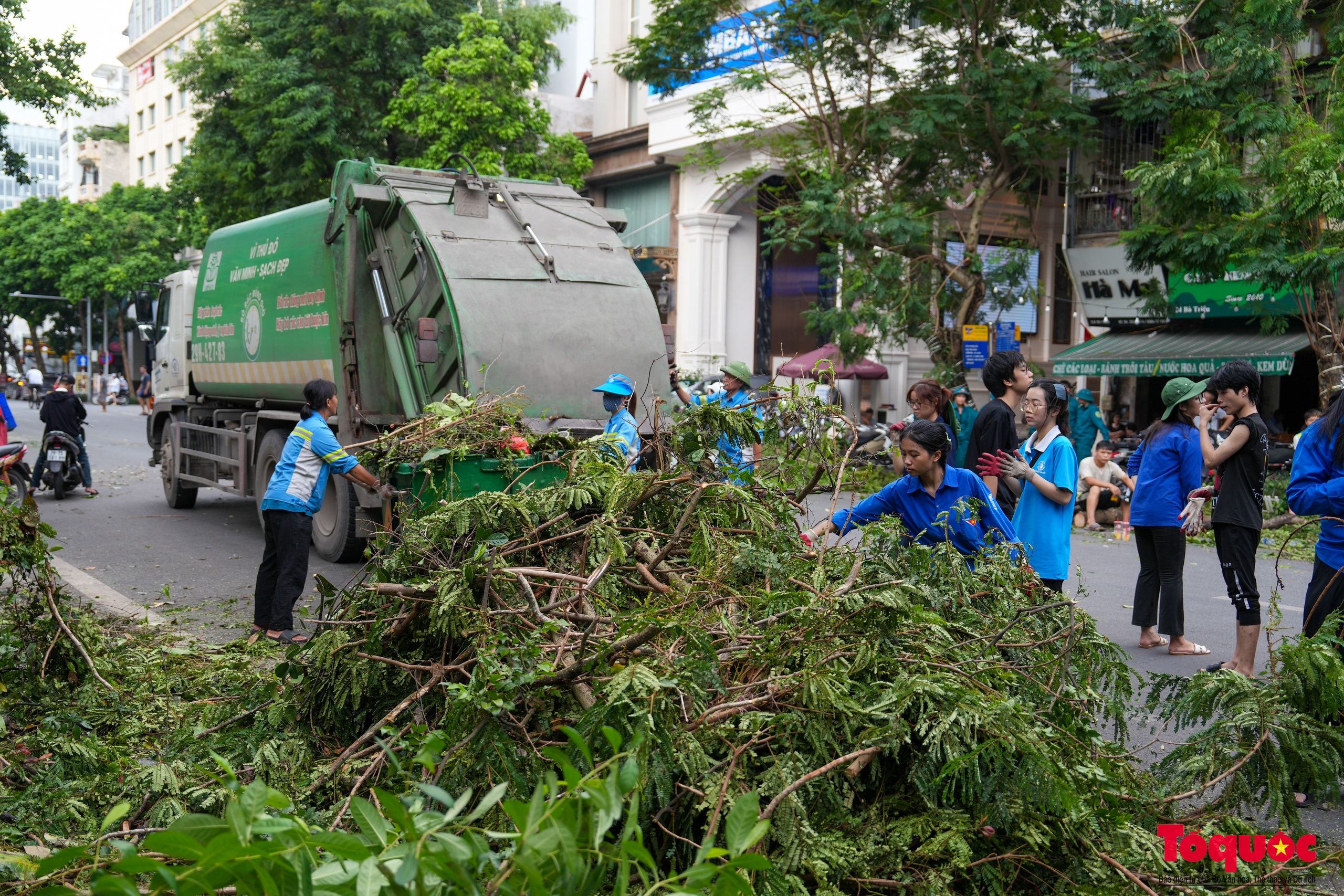 Lãnh đạo TP Hà Nội tham gia cùng người dân tổng vệ sinh môi trường khắc phục hậu quả bão số 3 - Ảnh 10.