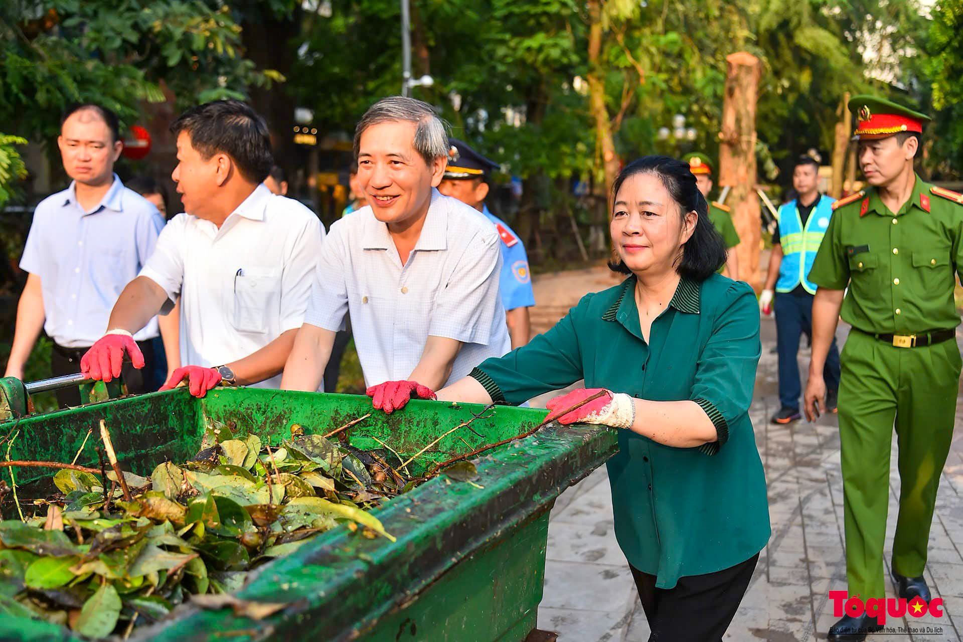 Lãnh đạo TP Hà Nội tham gia cùng người dân tổng vệ sinh môi trường khắc phục hậu quả bão số 3 - Ảnh 2.