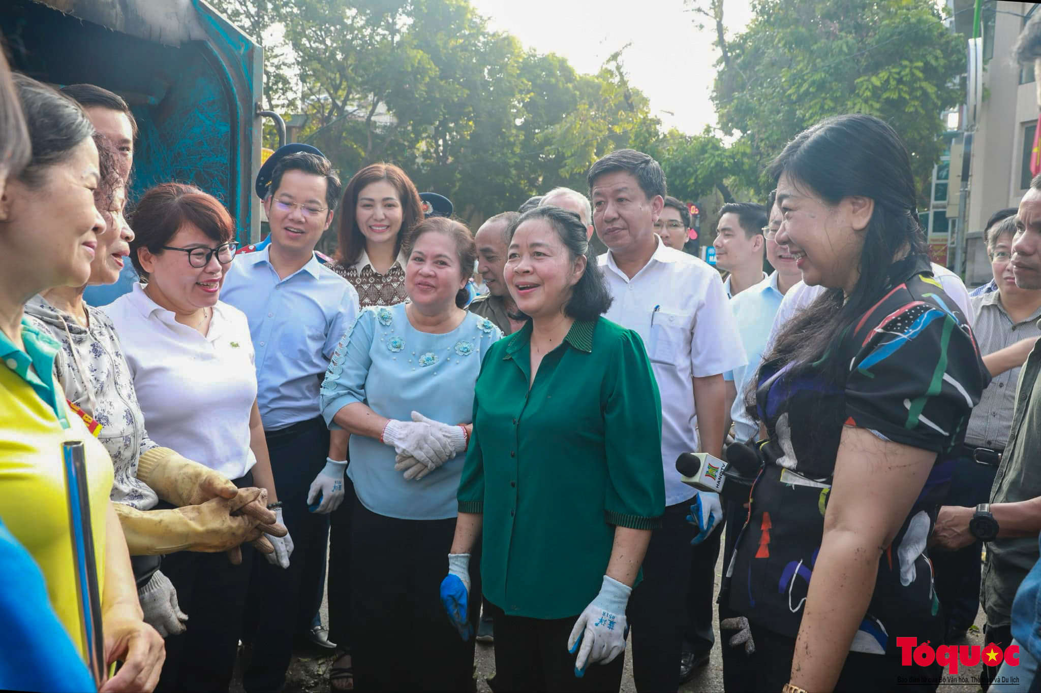 Lãnh đạo TP Hà Nội tham gia cùng người dân tổng vệ sinh môi trường khắc phục hậu quả bão số 3 - Ảnh 1.