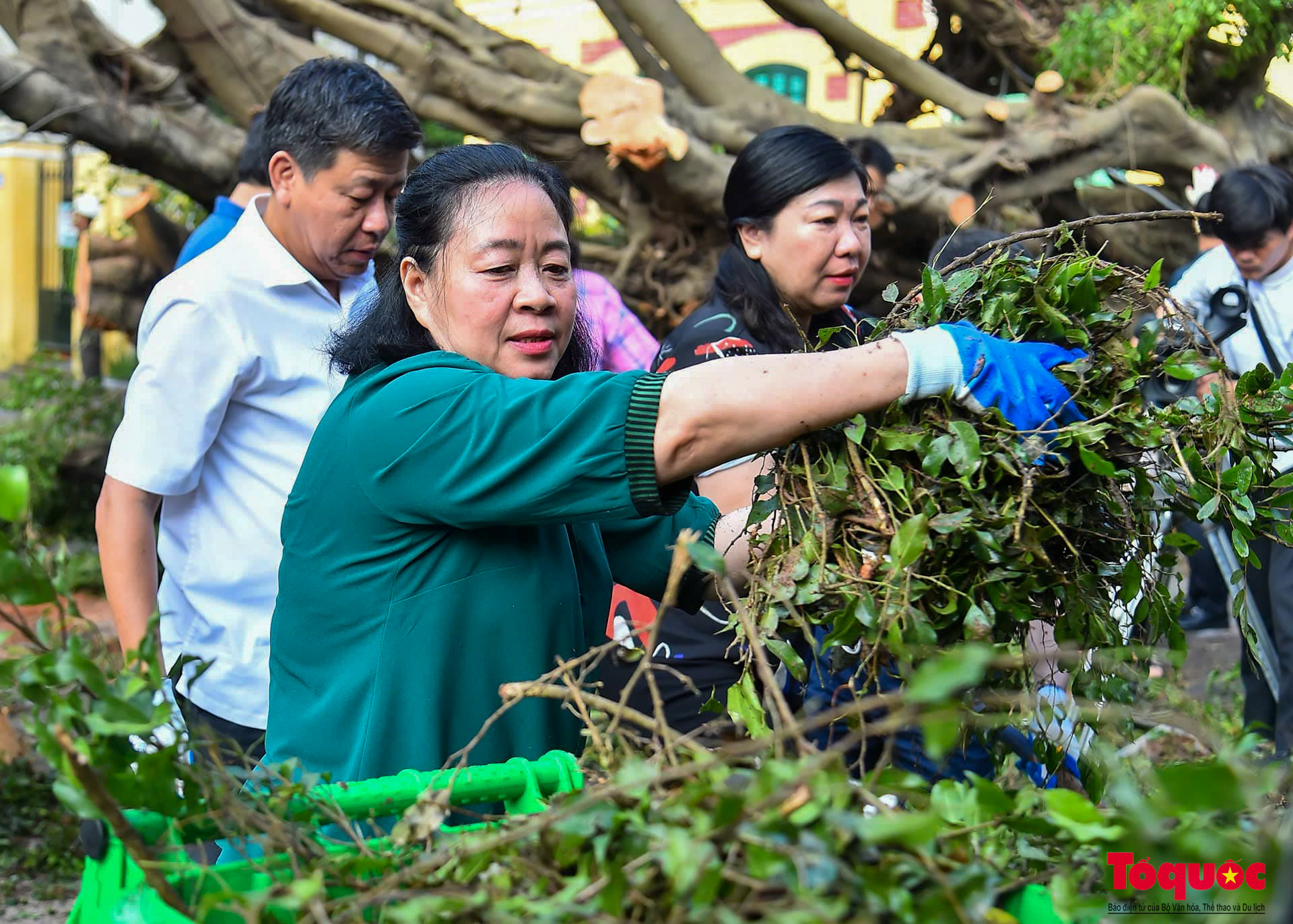 Lãnh đạo TP Hà Nội tham gia cùng người dân tổng vệ sinh môi trường khắc phục hậu quả bão số 3 - Ảnh 3.