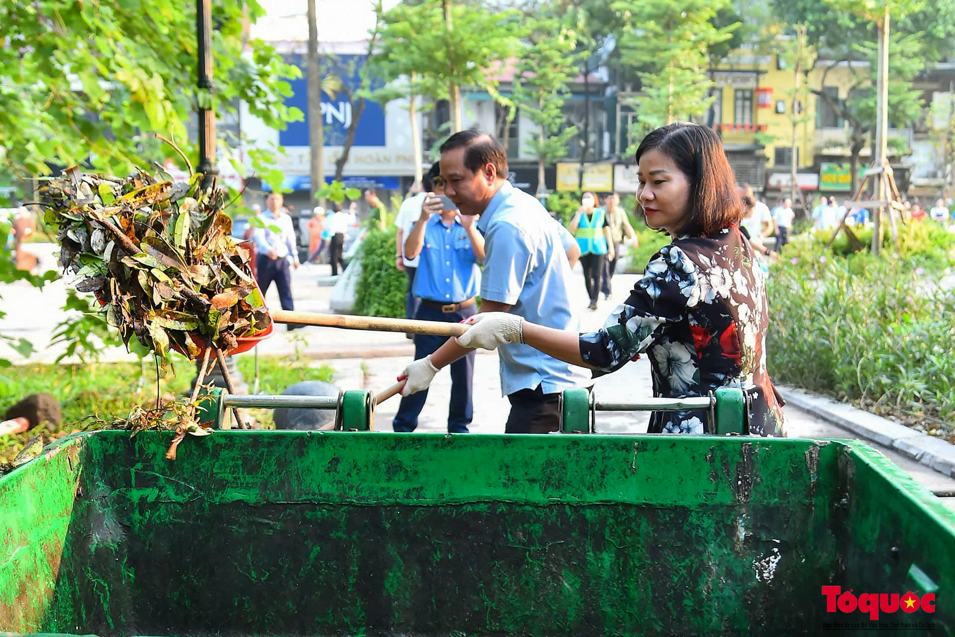 Lãnh đạo TP Hà Nội tham gia cùng người dân tổng vệ sinh môi trường khắc phục hậu quả bão số 3 - Ảnh 4.