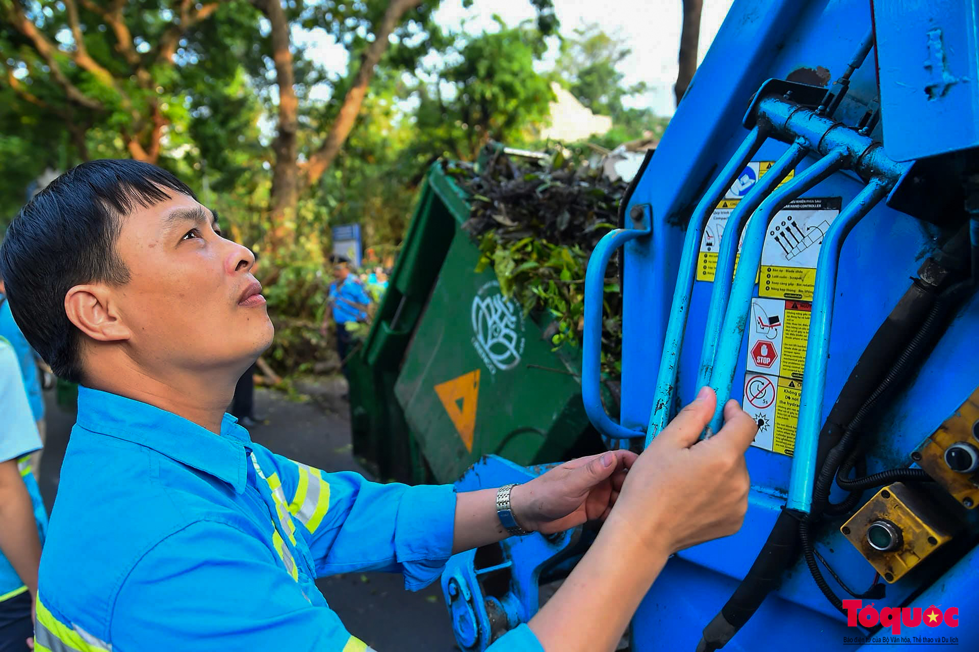 Lãnh đạo TP Hà Nội tham gia cùng người dân tổng vệ sinh môi trường khắc phục hậu quả bão số 3 - Ảnh 8.