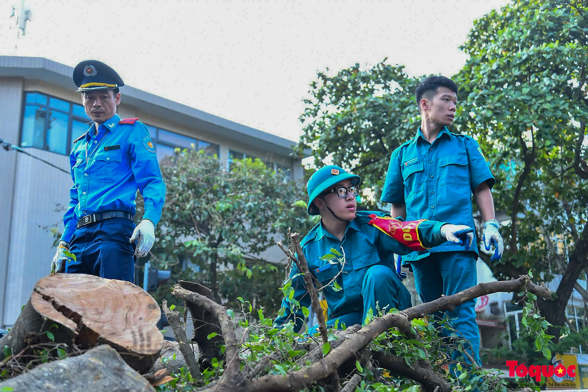 Lãnh đạo TP Hà Nội tham gia cùng người dân tổng vệ sinh môi trường khắc phục hậu quả bão số 3 - Ảnh 7.