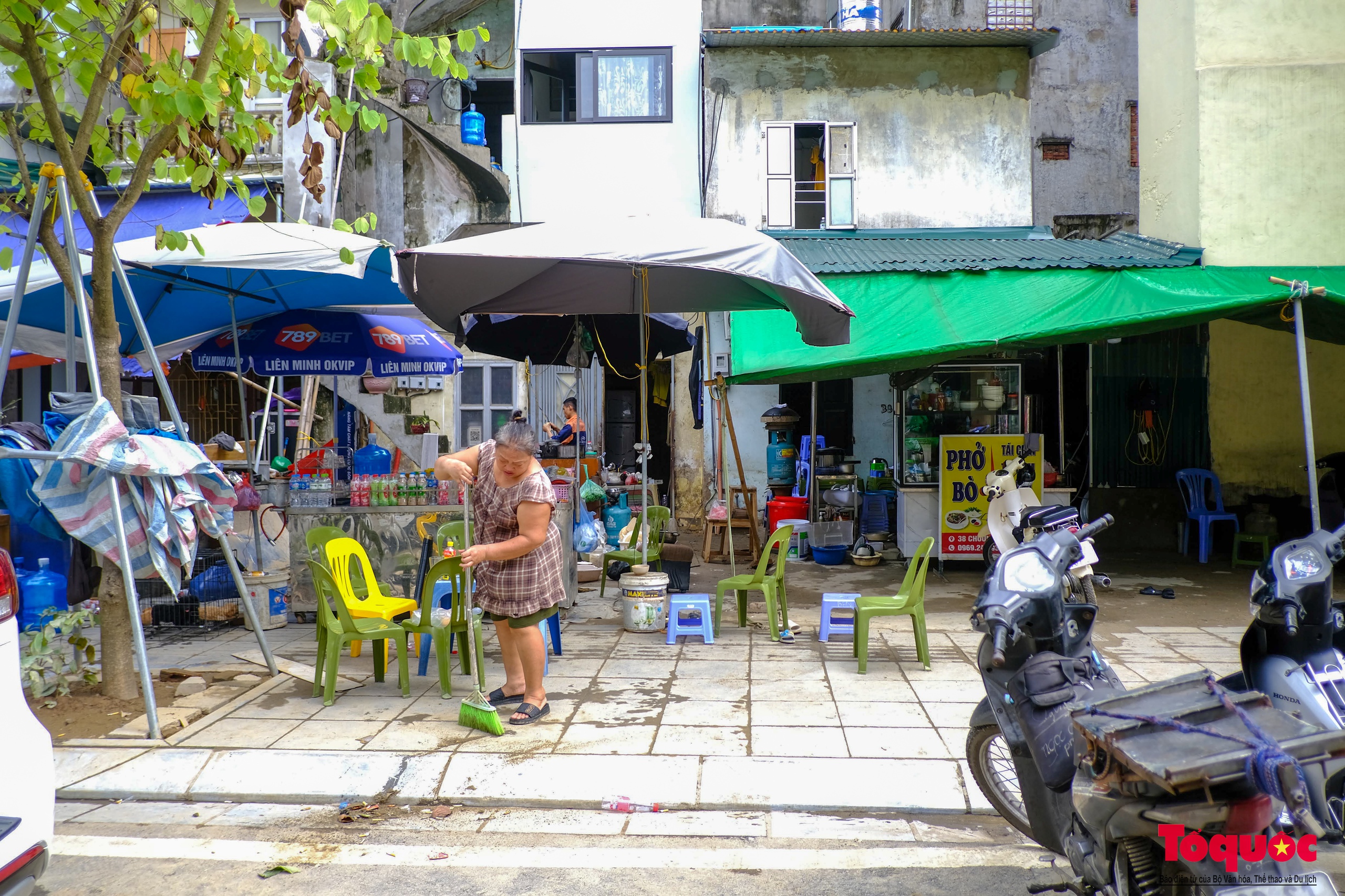 Hà Nội: Người dân ven đê sông Hồng hối hả dọn dẹp sau khi nước lũ rút - Ảnh 18.