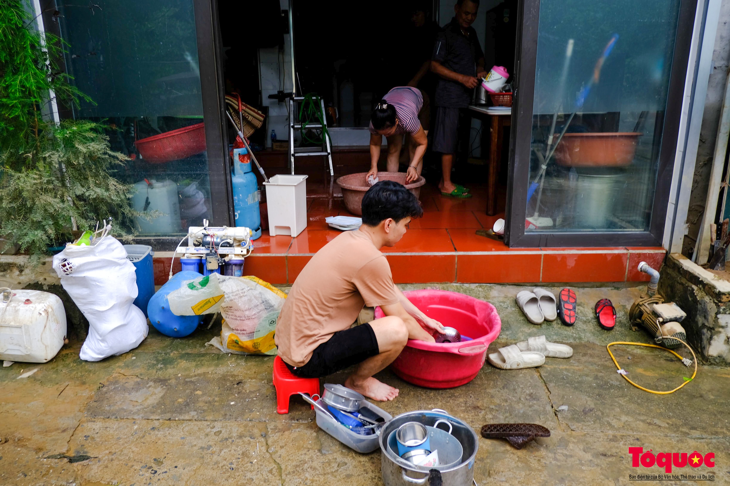 Hà Nội: Người dân ven đê sông Hồng hối hả dọn dẹp sau khi nước lũ rút - Ảnh 13.