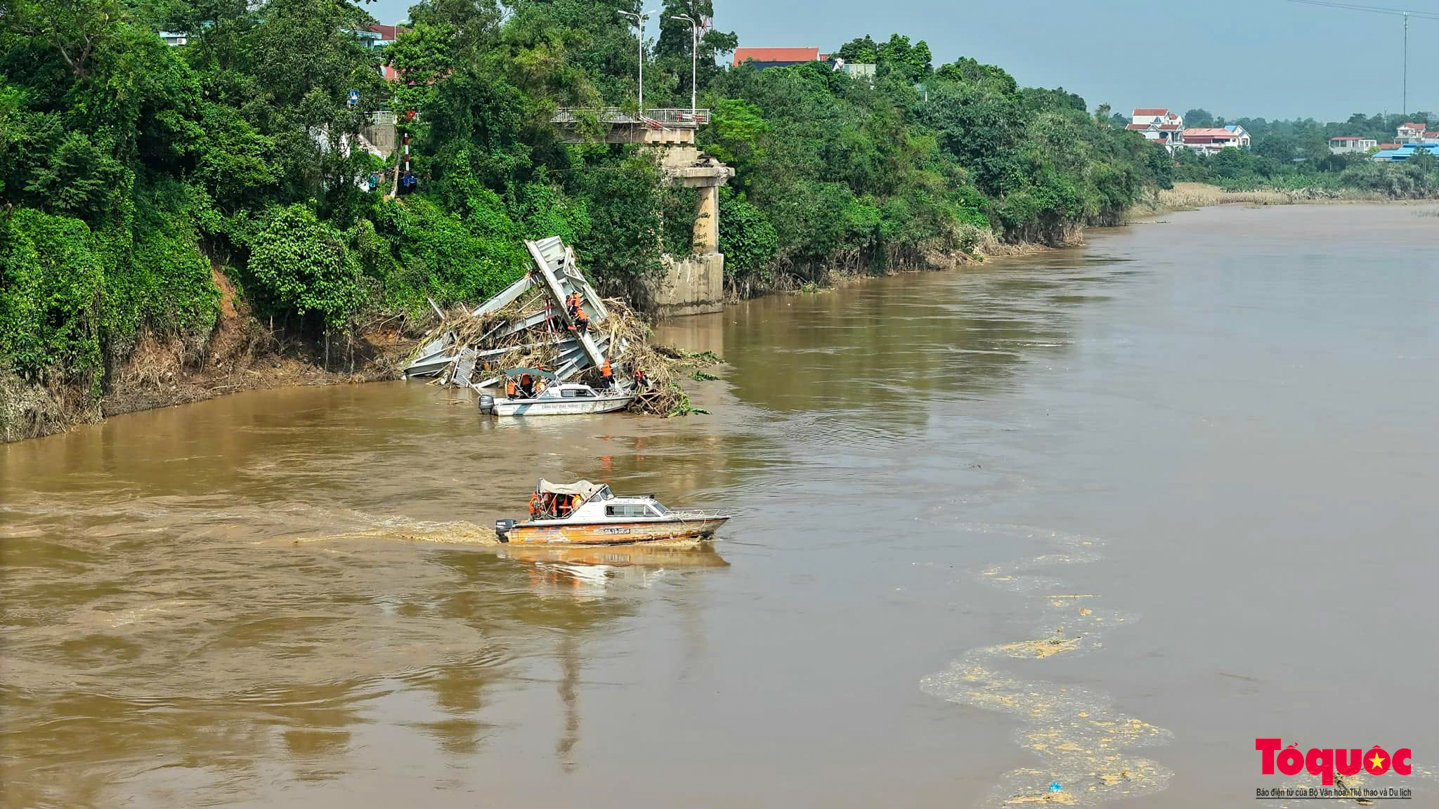 Gấp rút tìm kiếm nạn nhân, chuẩn bị sẵn sàng lắp cầu phao thay thế cầu Phong Châu bị sập - Ảnh 5.