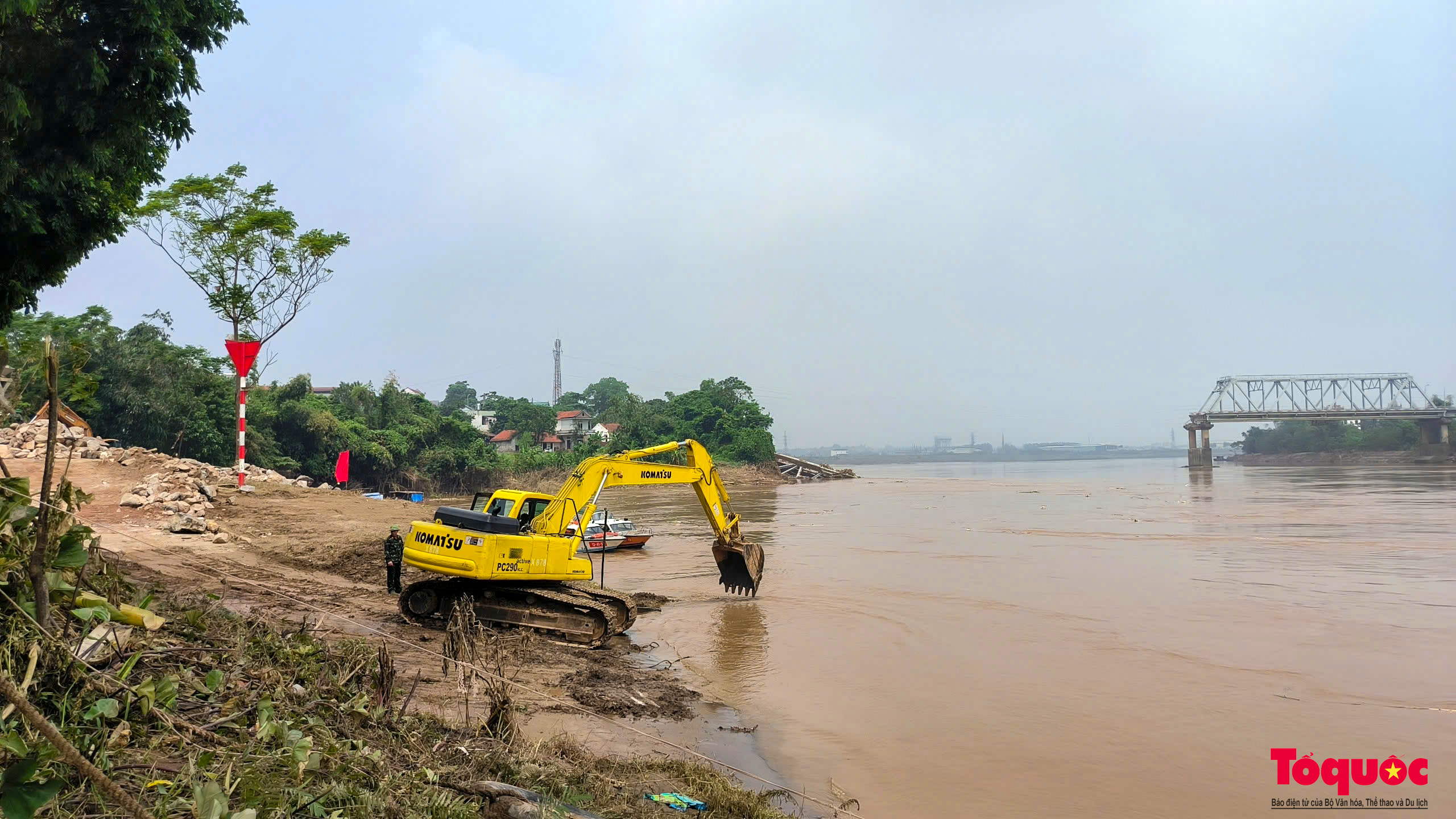 Gấp rút tìm kiếm nạn nhân, chuẩn bị sẵn sàng lắp cầu phao thay thế cầu Phong Châu bị sập - Ảnh 11.