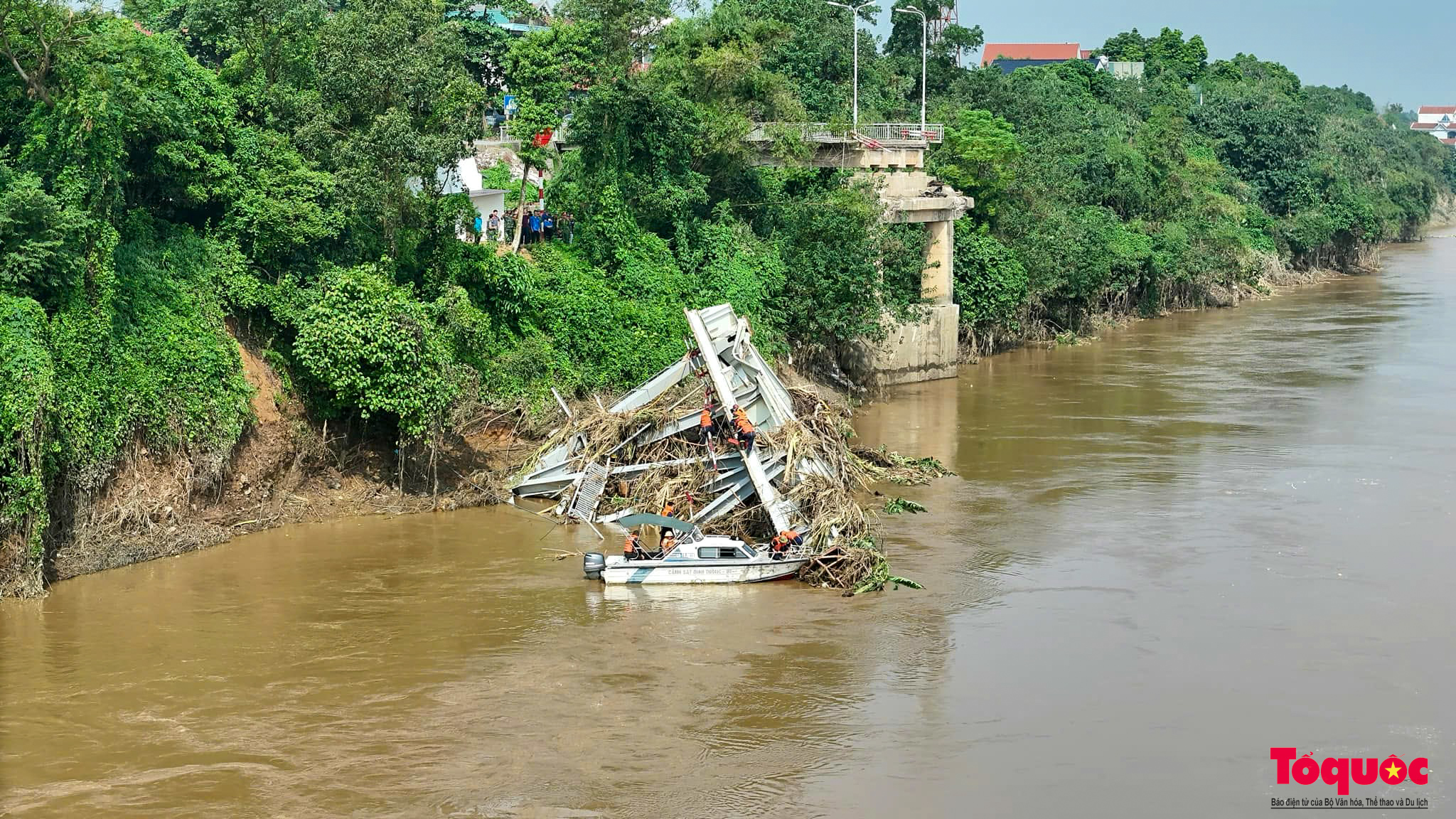 Gấp rút tìm kiếm nạn nhân, chuẩn bị sẵn sàng lắp cầu phao thay thế cầu Phong Châu bị sập - Ảnh 10.