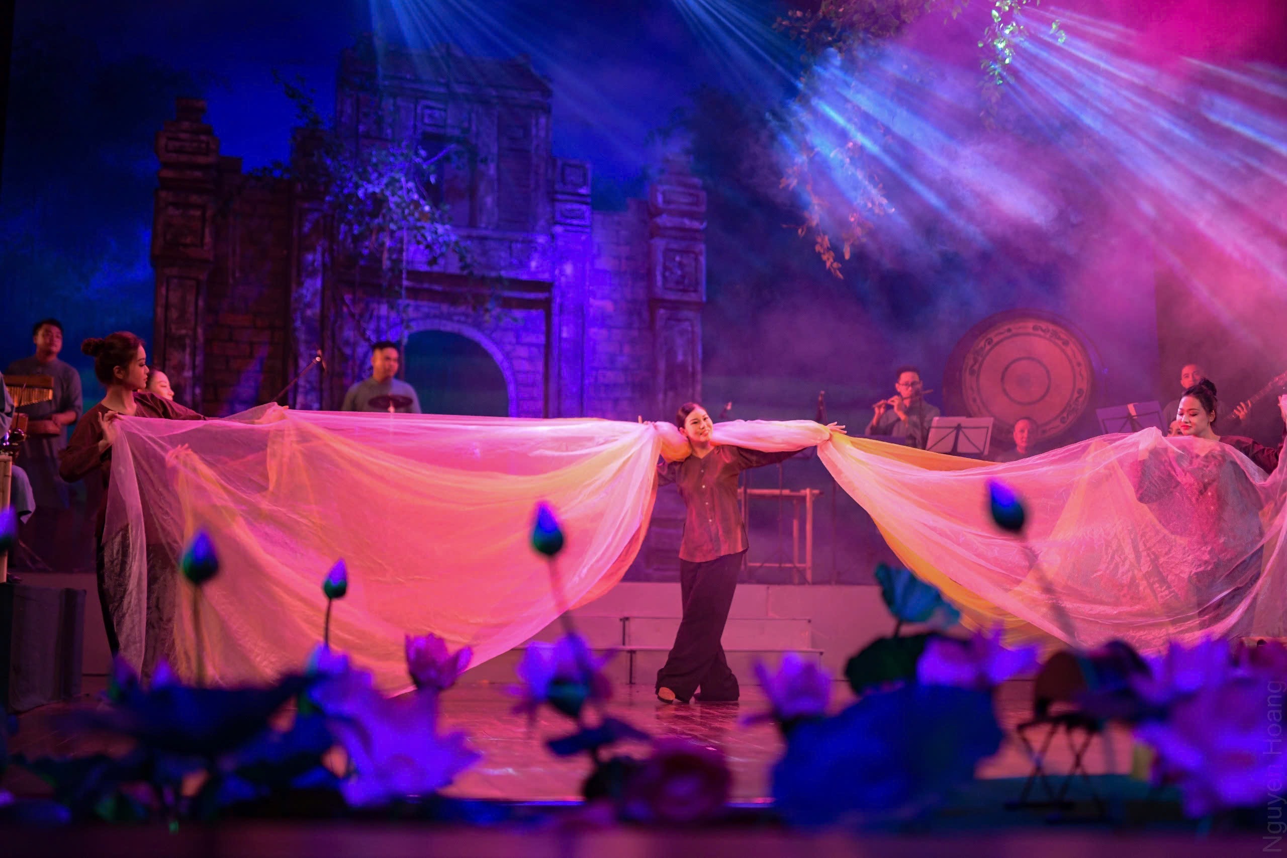 Kunstprogrammet «Countryside Confessions» donerer alle inntekter til støtte for mennesker som er rammet av stormer og flom – Bilde 2. Chương trình nghệ thuật