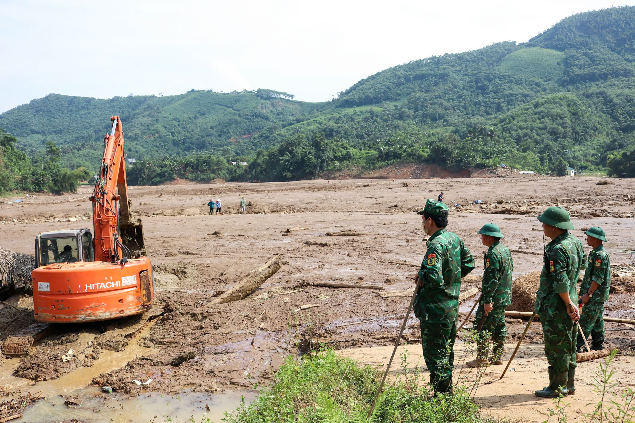 &quot;Chiến sĩ đặc biệt&quot; tham gia tìm kiếm cứu nạn tại Làng Nủ - Ảnh 1.