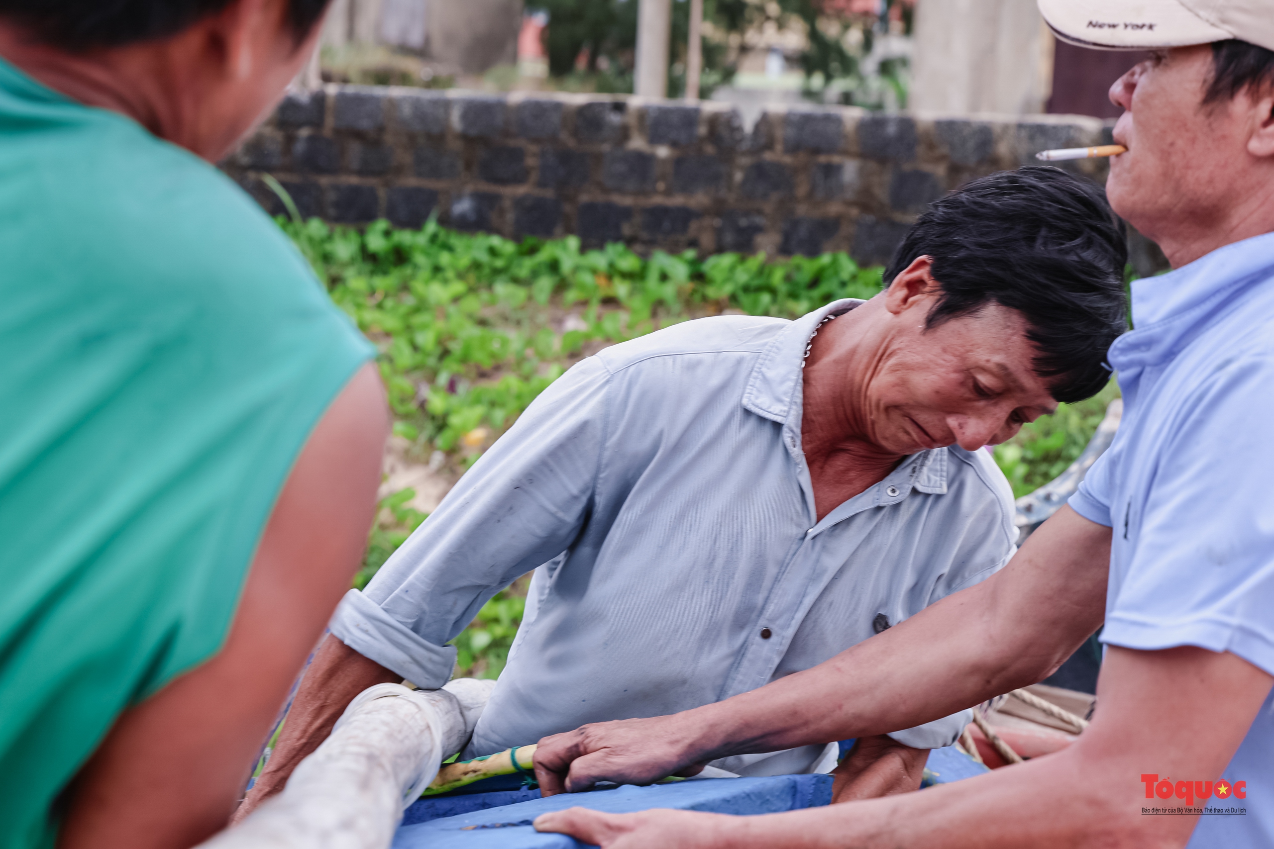 Ngư dân Quảng Bình cẩu thuyền đi tránh bão - Ảnh 15.