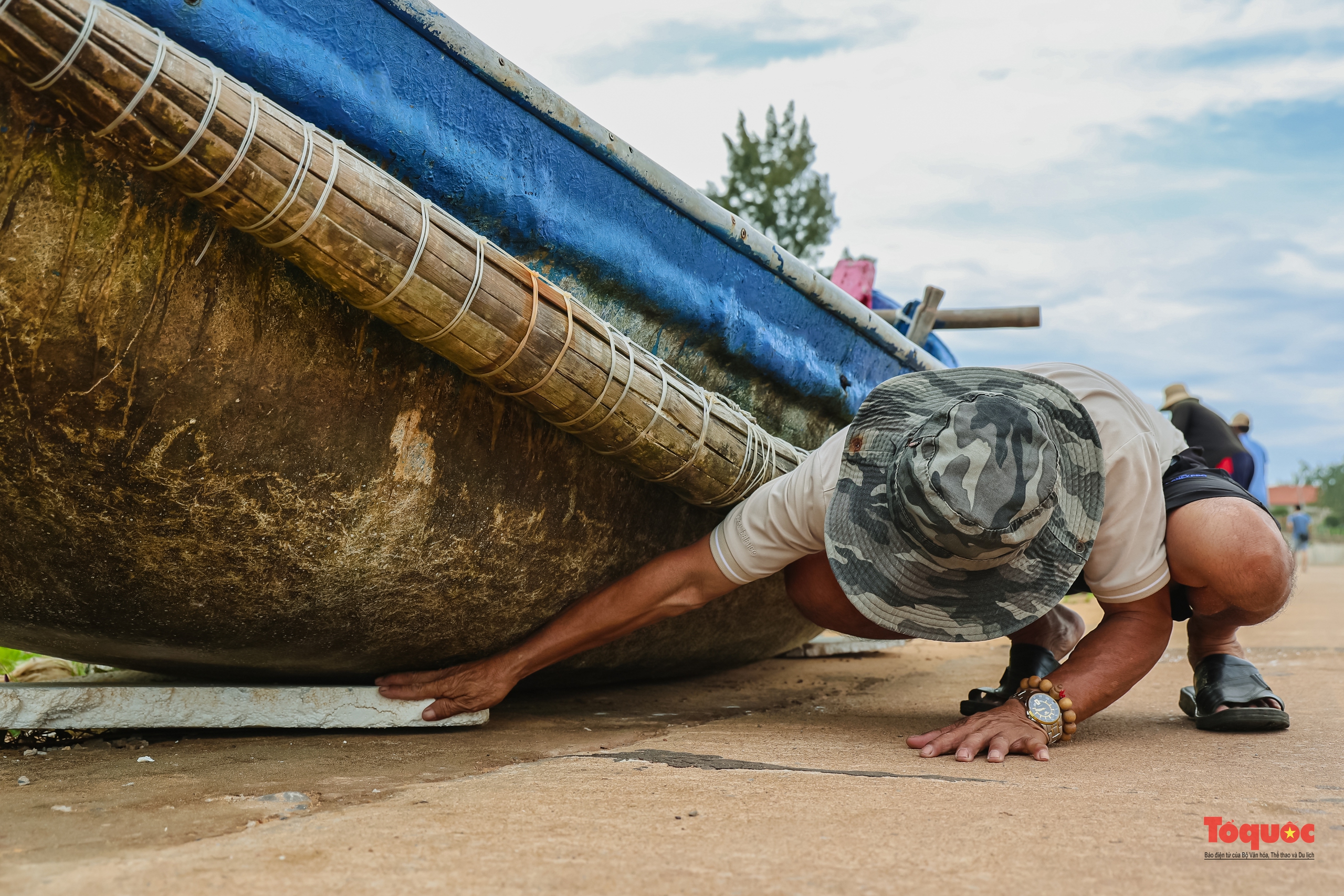 Ngư dân Quảng Bình cẩu thuyền đi tránh bão - Ảnh 21.