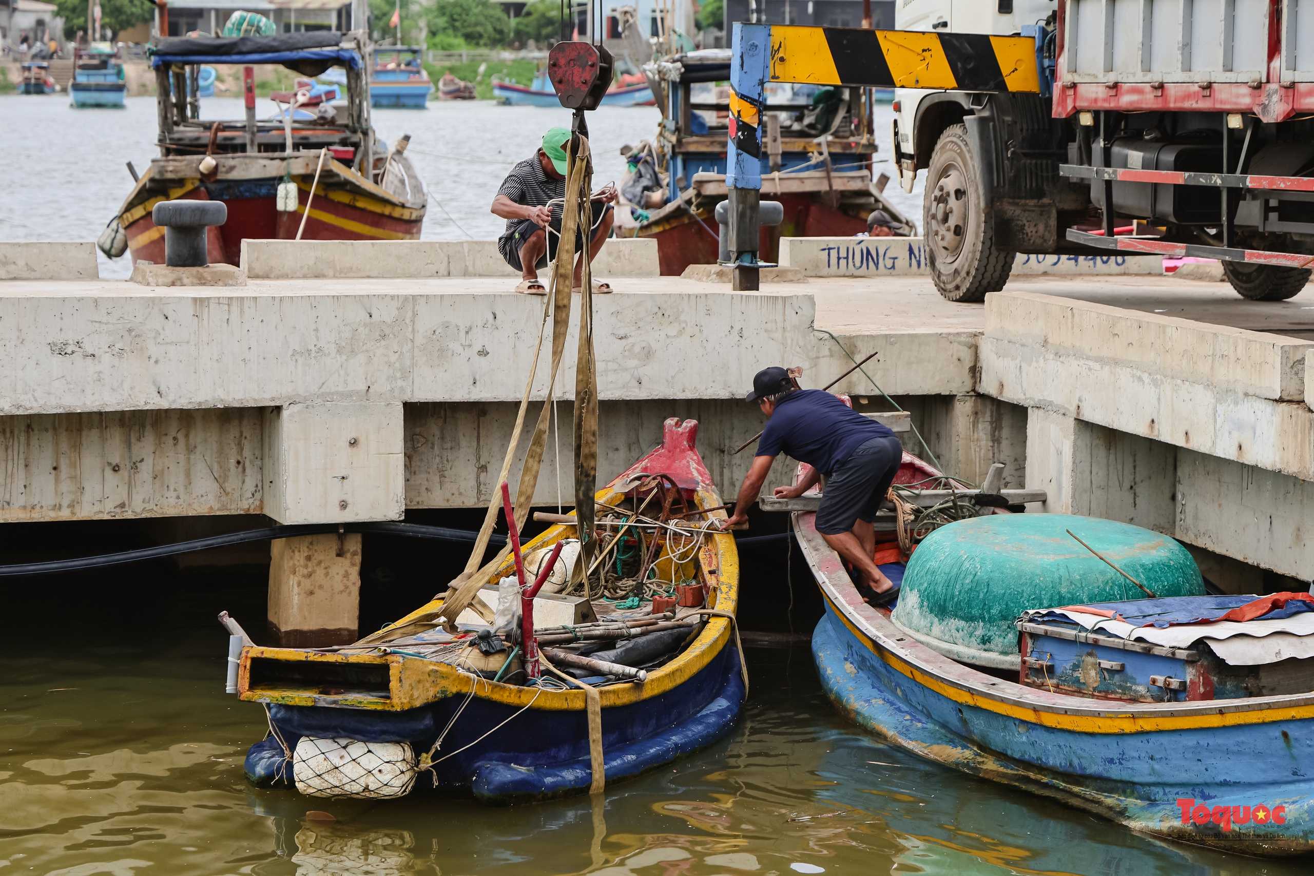 Ngư dân Quảng Bình cẩu thuyền đi tránh bão - Ảnh 8.