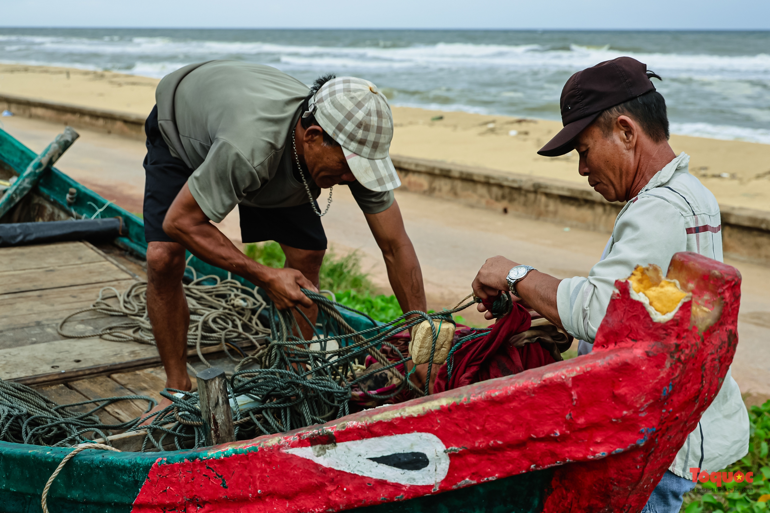 Ngư dân Quảng Bình cẩu thuyền đi tránh bão - Ảnh 19.