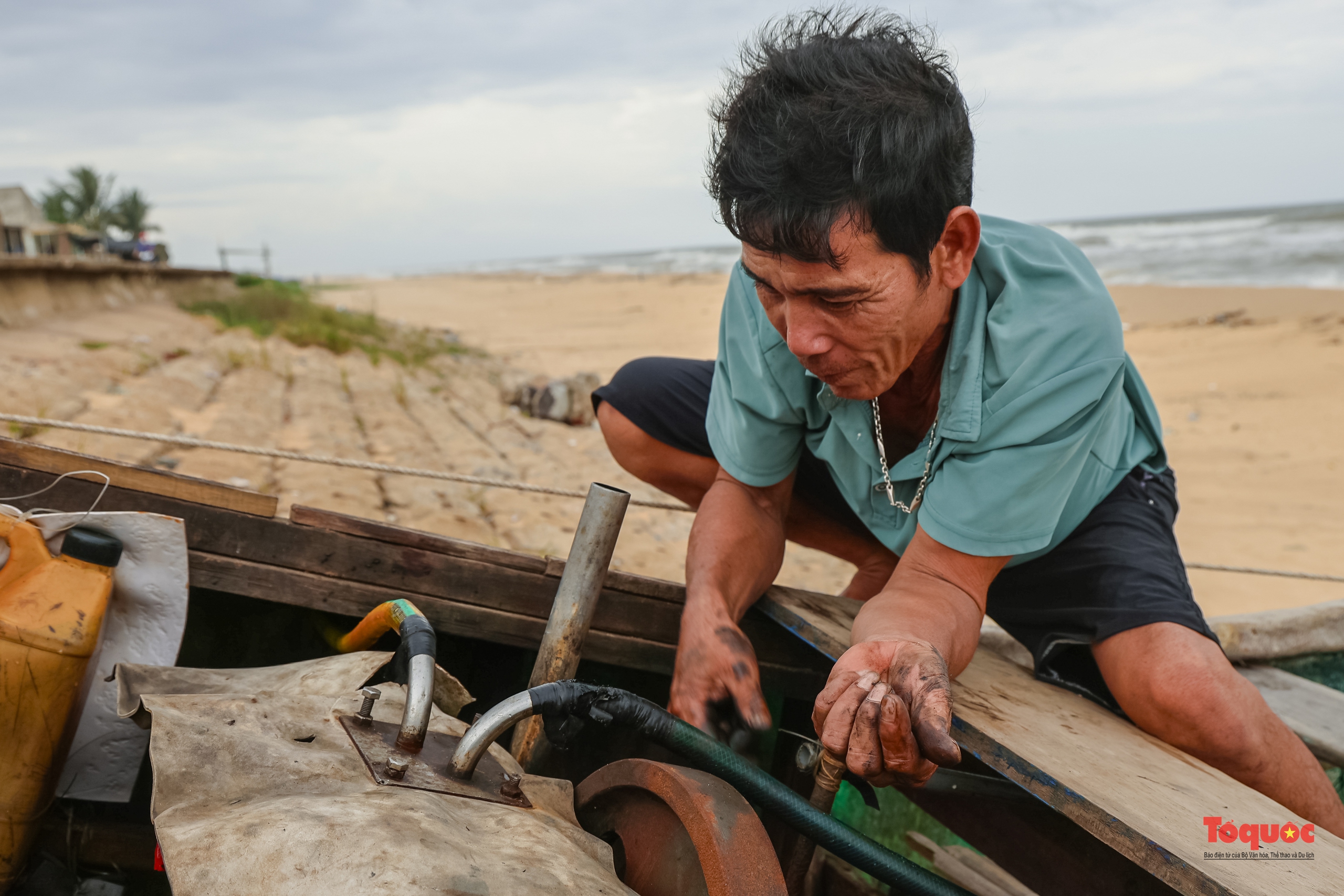 Ngư dân Quảng Bình cẩu thuyền đi tránh bão - Ảnh 20.