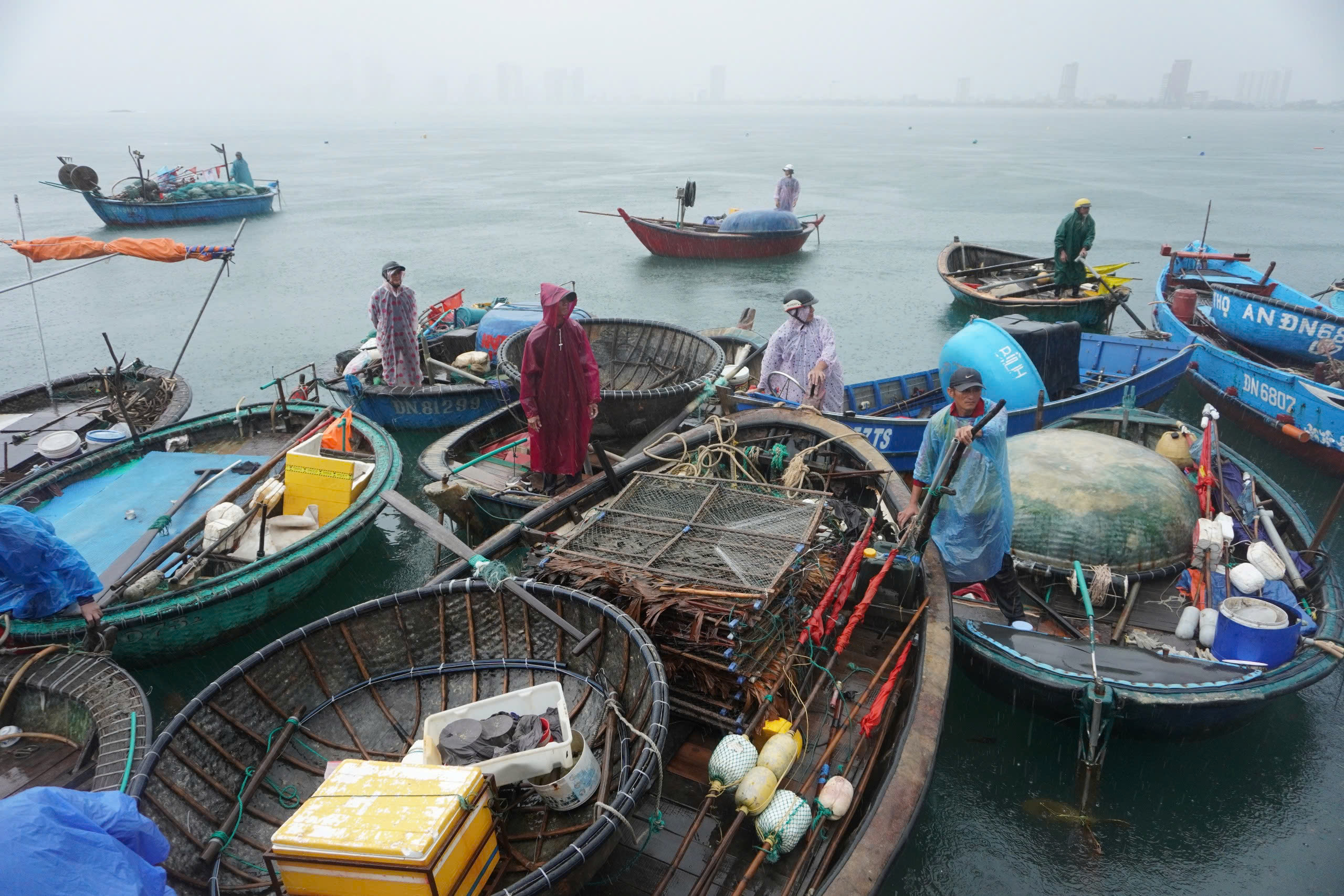 Ngư dân Đà Nẵng hối hả đưa thuyền thúng lên bờ - Ảnh 2.