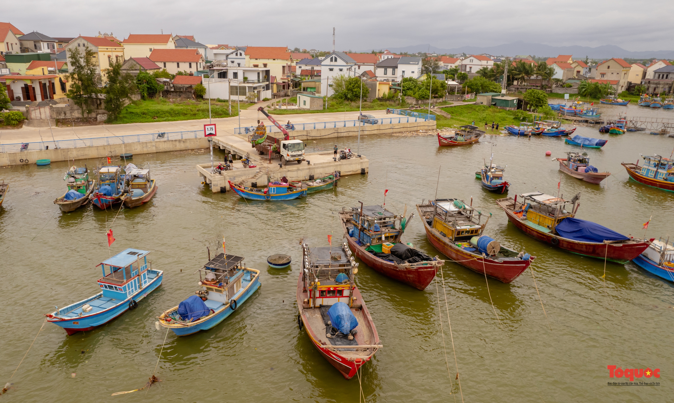 Ngư dân Quảng Bình cẩu thuyền đi tránh bão - Ảnh 6.