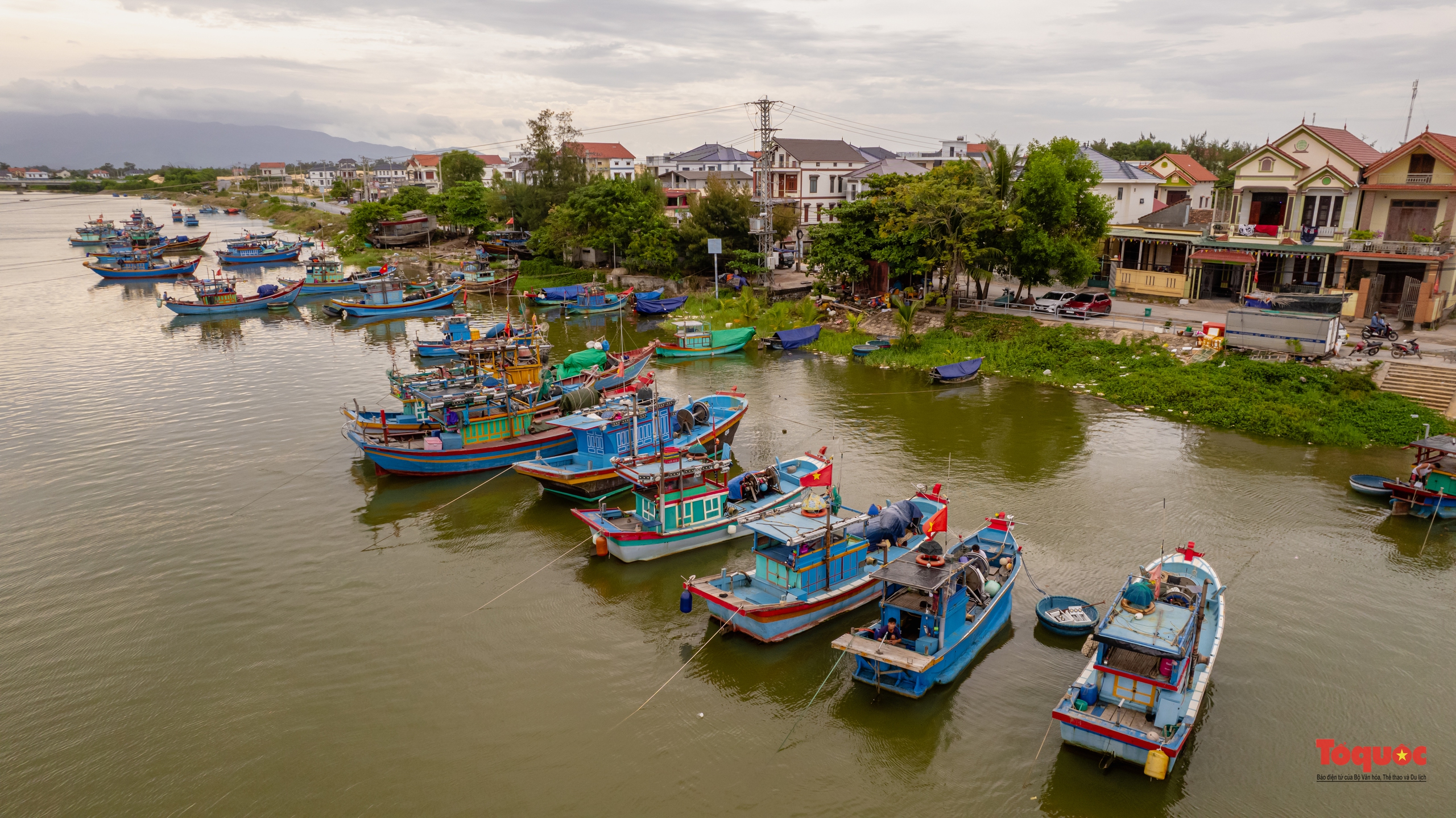 Ngư dân Quảng Bình cẩu thuyền đi tránh bão - Ảnh 4.